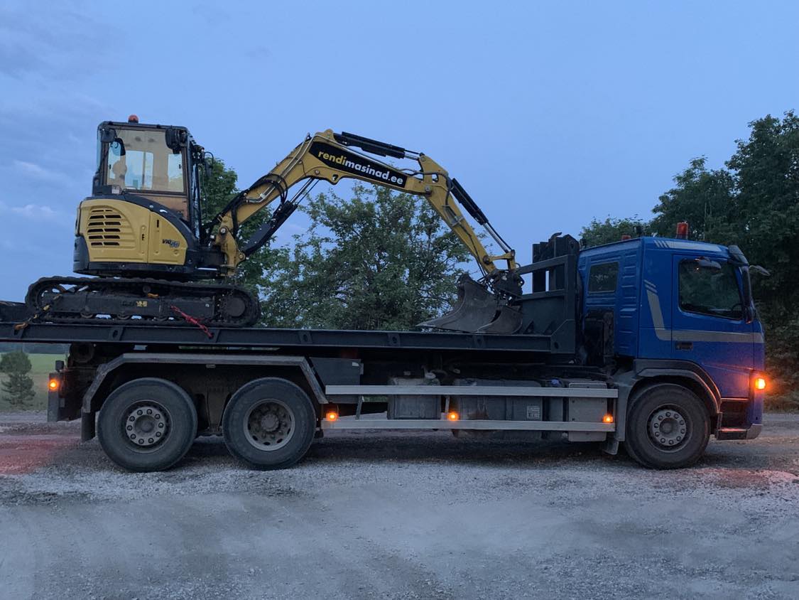 Väikeekskavaator kummilintidel