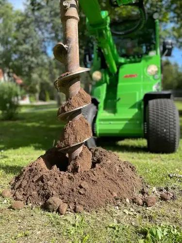 Avant laadur ja pinnasepuur aukude puurimiseks