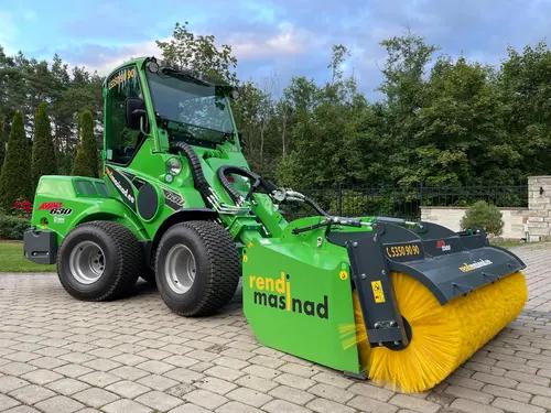 Avant laadur ja koguriga hari teede ja platside koristuseks