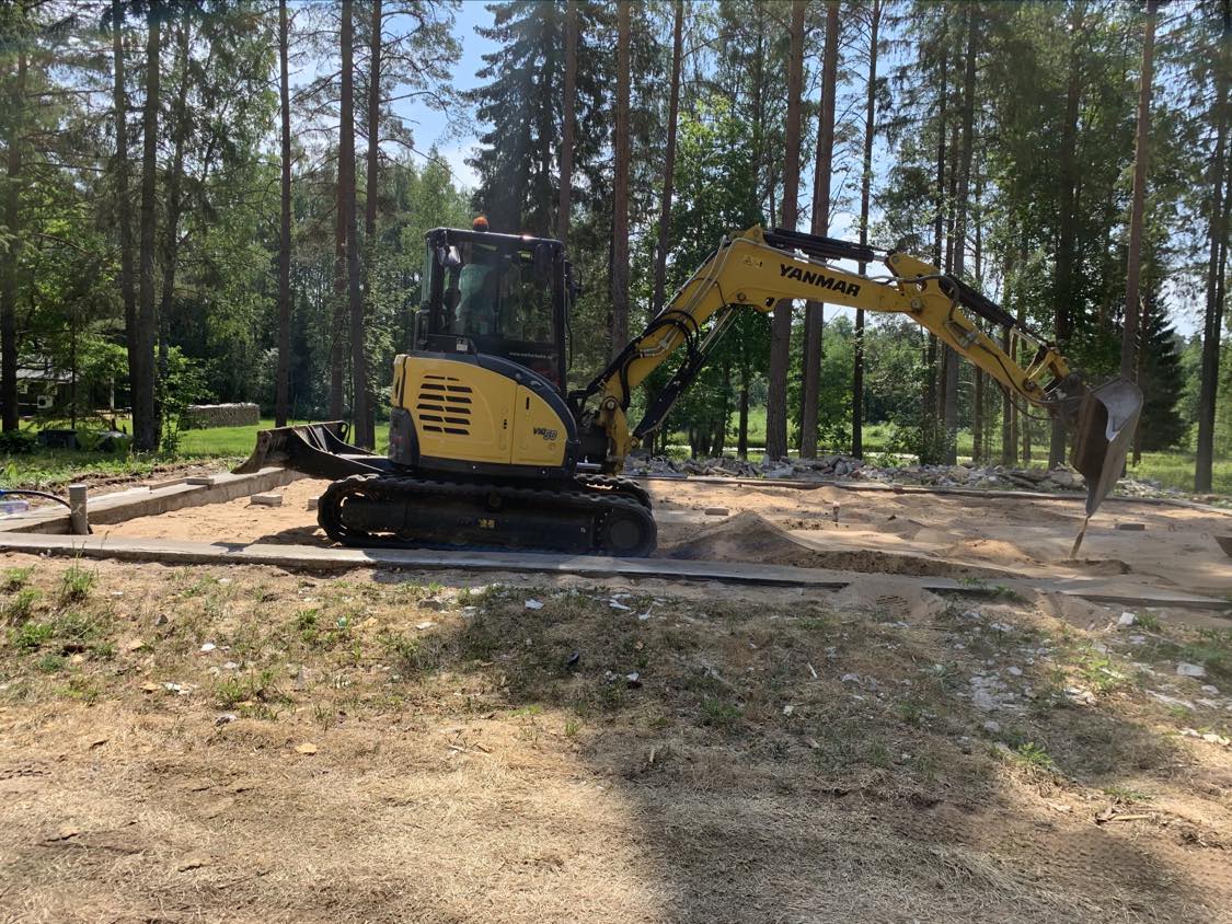 Väikeekskavaatori kaevetööd