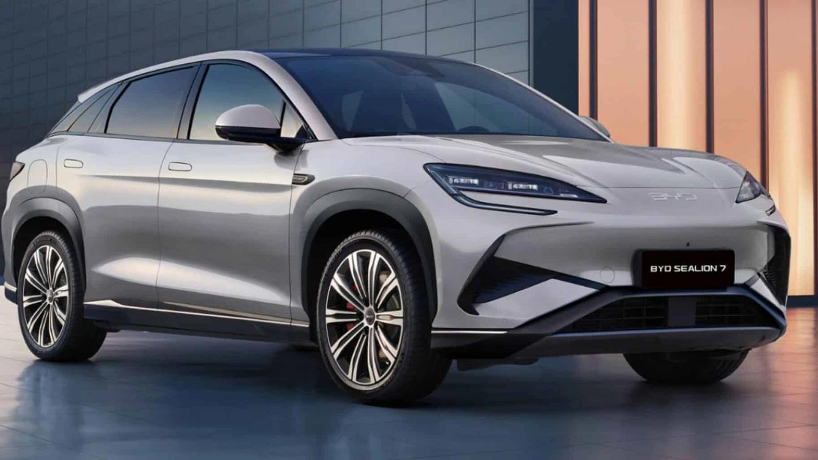 BYD Sealion 7 : grand SUV coupé électrique disponible en version 313 ch propulsion ou 530 ch AWD, avec jusqu’à 502 km d’autonomie WLTP et recharge rapide DC 150 kW.