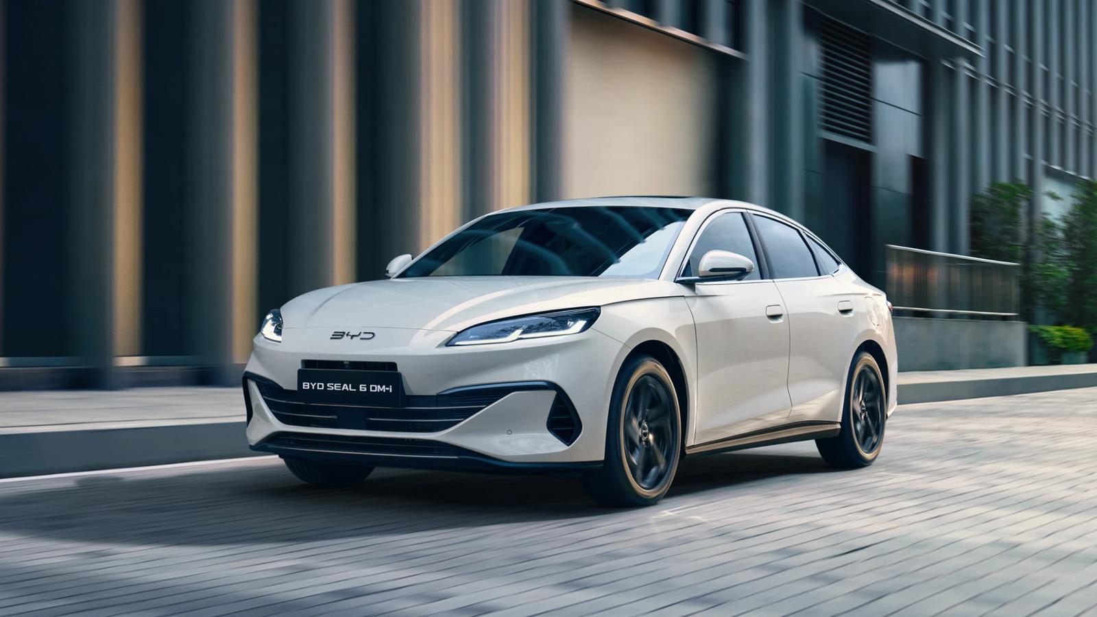 BYD Seal 6 DM-i : berline Super Hybride DM-i de 212 ch offrant jusqu’à 105 km en mode électrique et plus de 1 000 km d’autonomie totale, avec garantie batterie 8 ans.