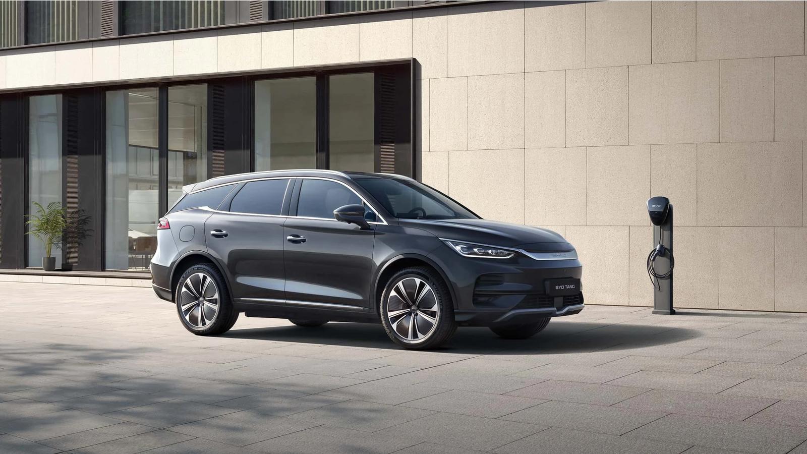 BYD Tang : grand SUV électrique 7 places de 517 ch à transmission intégrale AWD, équipé d’une batterie 108,8 kWh offrant jusqu’à 517 km d’autonomie WLTP.