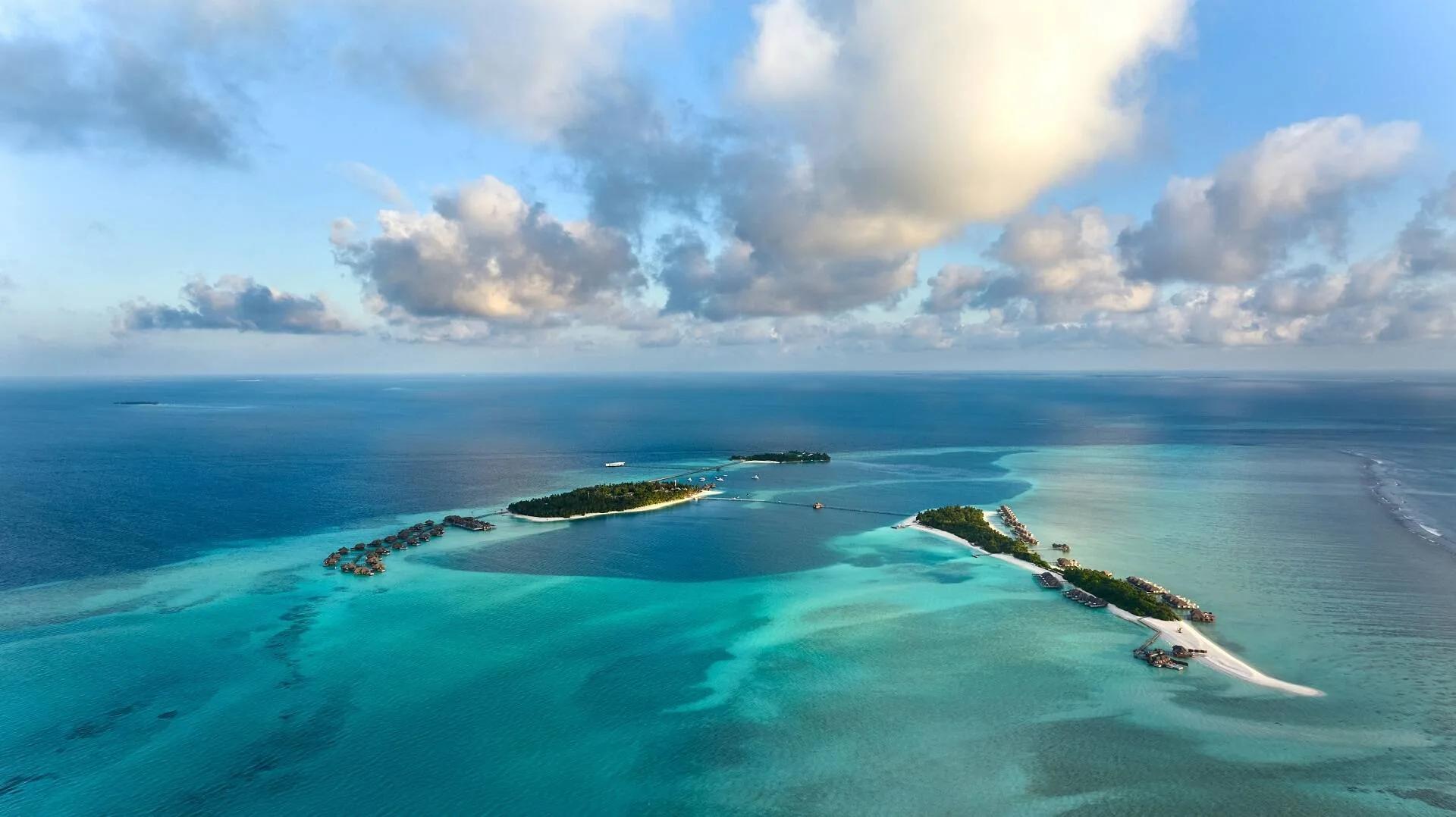 Aerial view of Conrad Maldives Rangali's two islands, Rangali and Rangali-Finolhu, joined by the 500-metre bridge across the lagoon