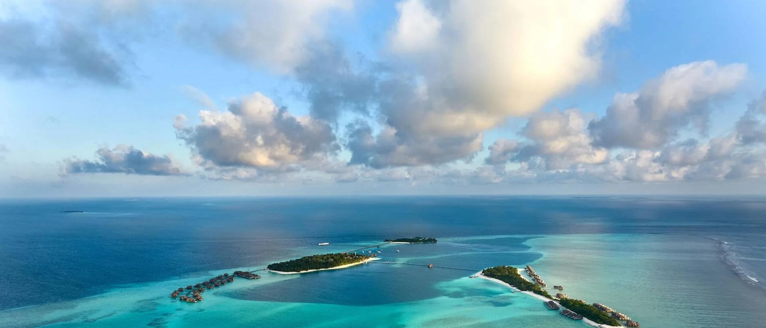 Aerial view of Conrad Maldives Rangali's two islands, Rangali and Rangali-Finolhu, joined by the 500-metre bridge across the lagoon