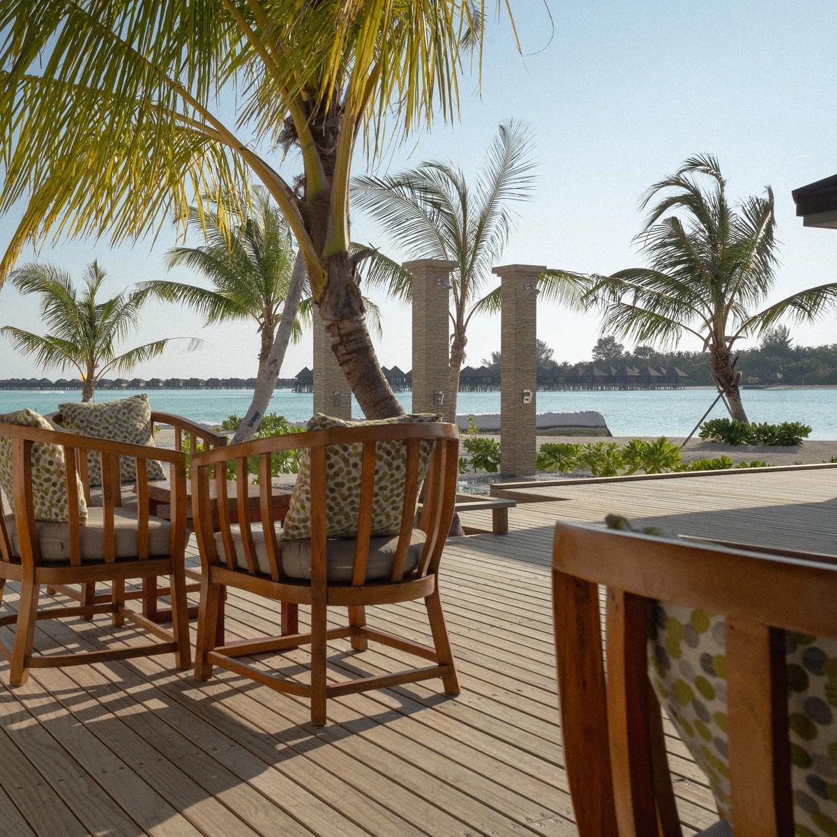 Poolside bar setting on Dream Island — the closest photographed reference for Dream Bar, which has no dedicated factsheet photo