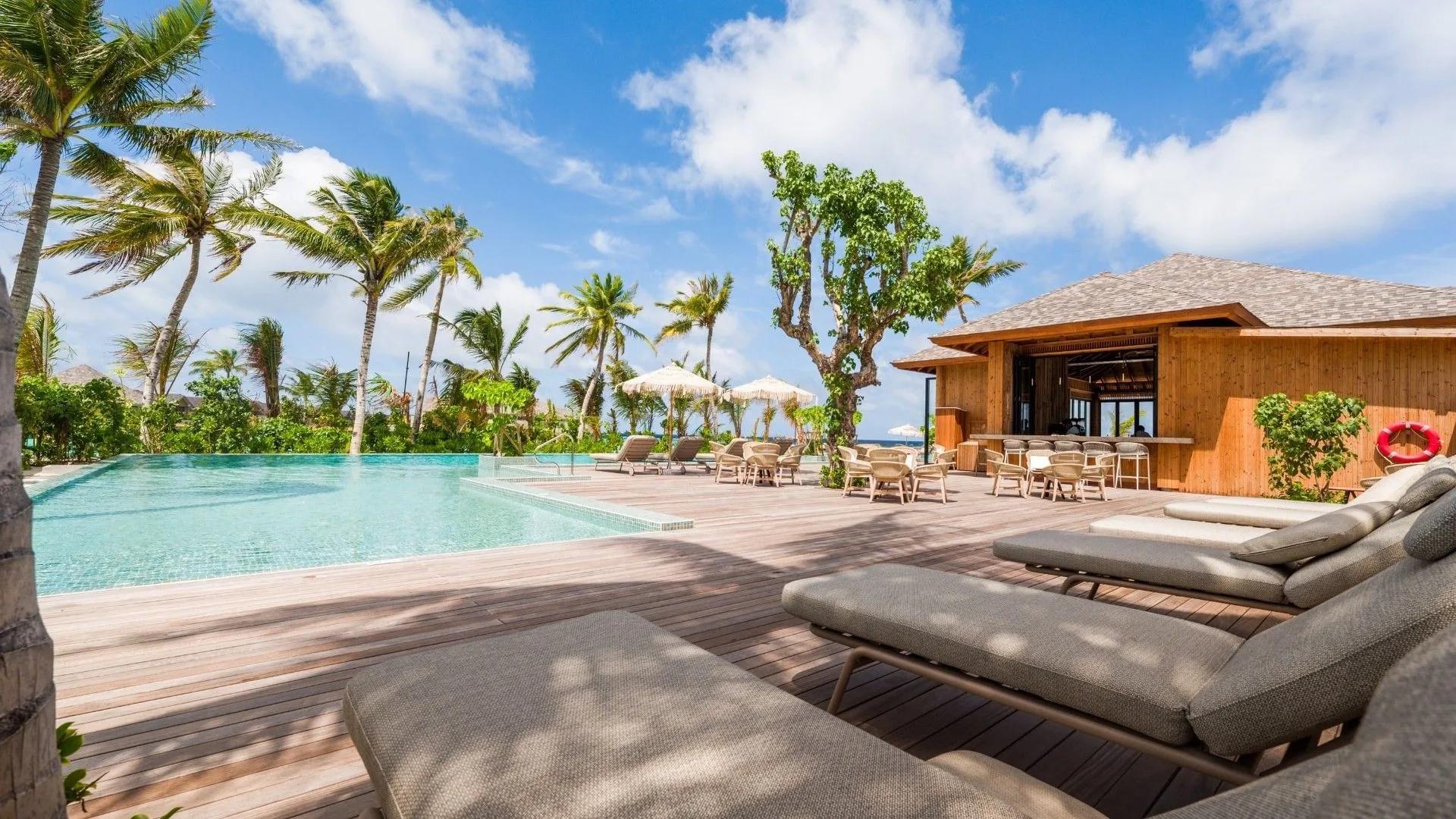 Paradise Beach Club's infinity pool and sun loungers on the edge of North Island
