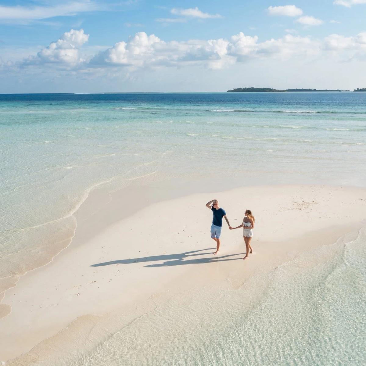 Maldives Sandbank Picnic: A Private Island Moment for Two