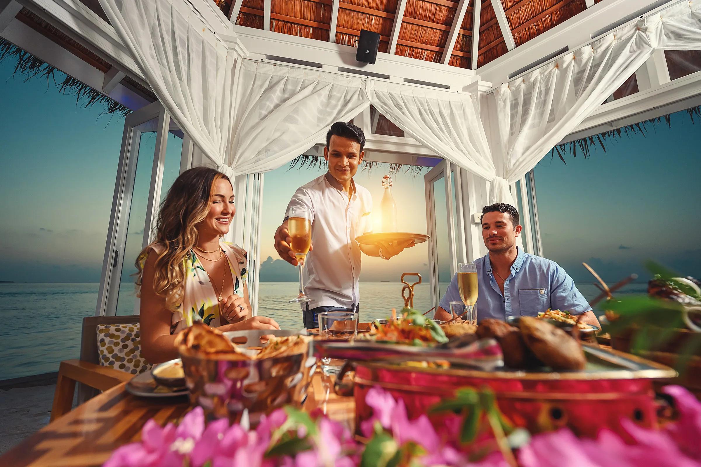 Beachfront dining setting on Main Island — the closest photographed reference for Island Pizza, which has no dedicated factsheet photo
