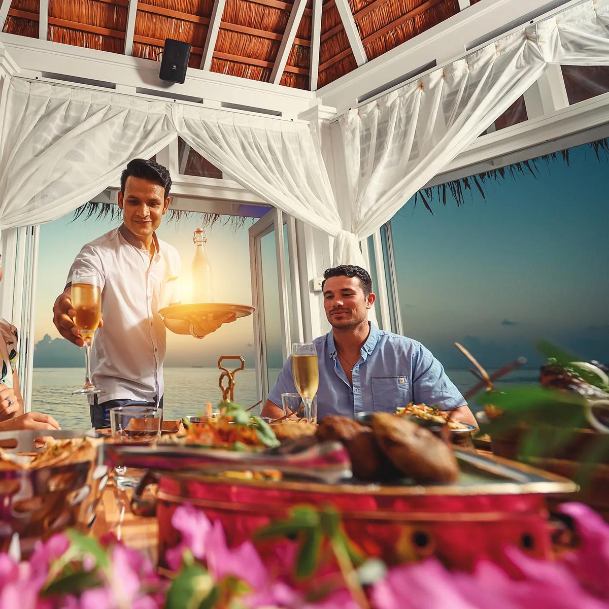 Beachfront dining setting on Main Island — the closest photographed reference for Island Pizza, which has no dedicated factsheet photo