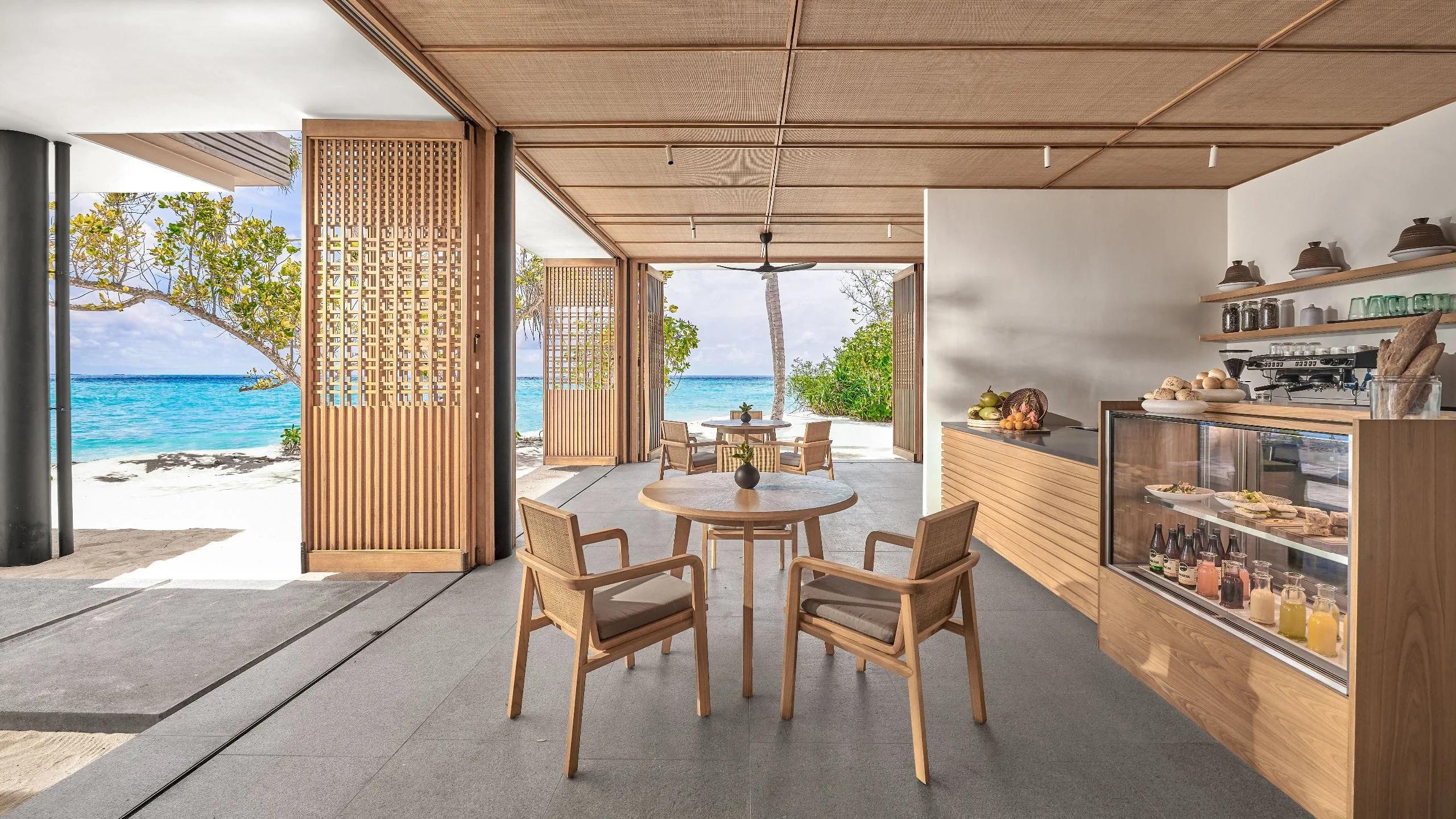 Pibati Sul Mare's open-air café-style seating