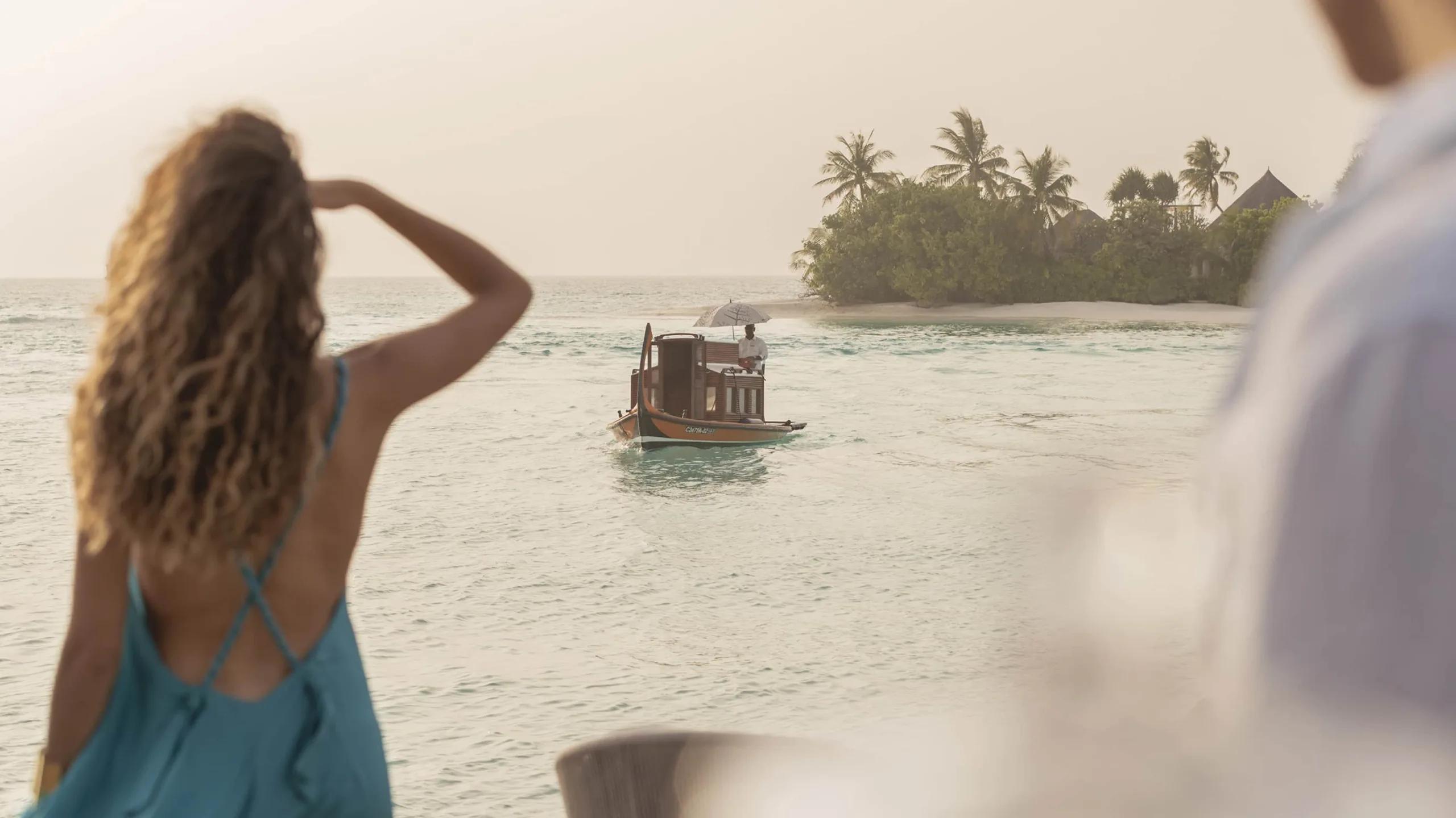 A dhoni crossing the short stretch of water to ŪRJĀ Naturopathy Island