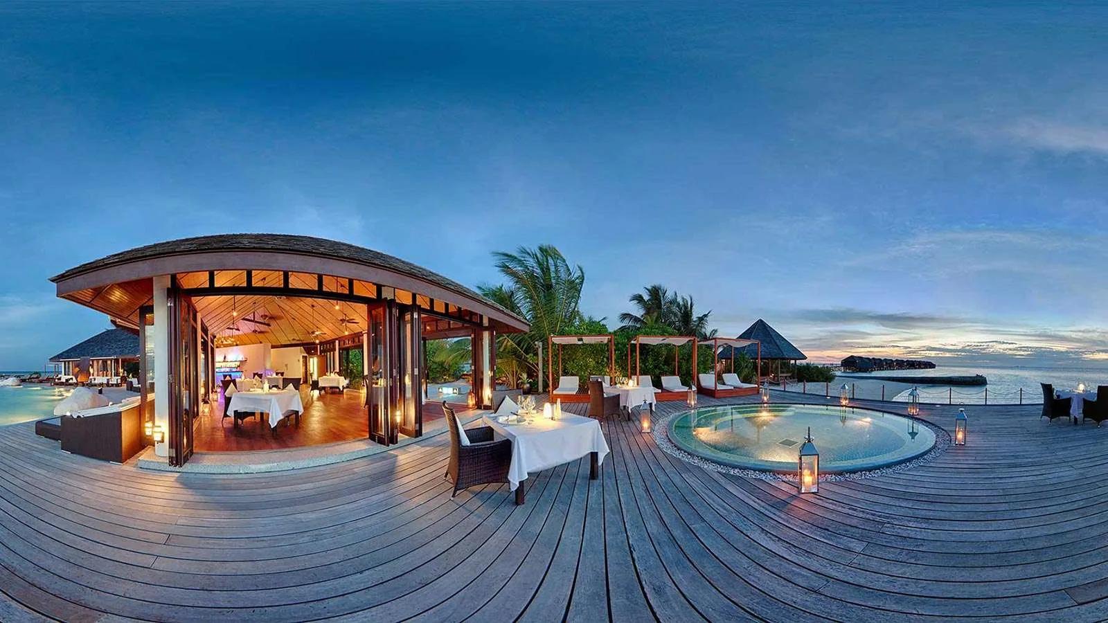 Les Turquoise D'Aqua, Lily Beach Resort & Spa's overwater à la carte restaurant