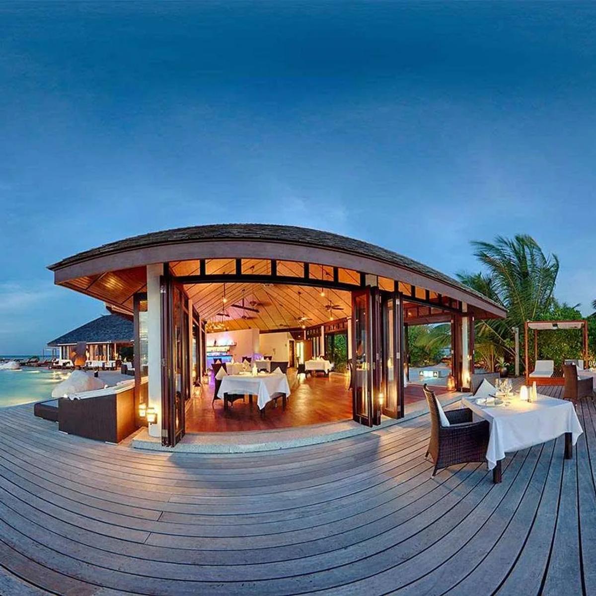 Les Turquoise D'Aqua, Lily Beach Resort & Spa's overwater à la carte restaurant