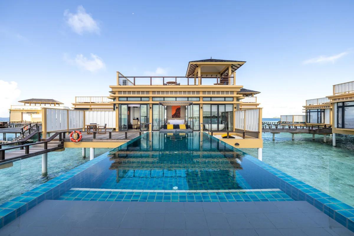 Close view of the Deluxe In-Ocean Pool Villa's infinity pool at the water's edge