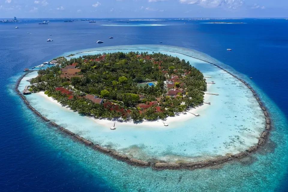 Niva Kurumba Island seen from above, ringed by its lagoon