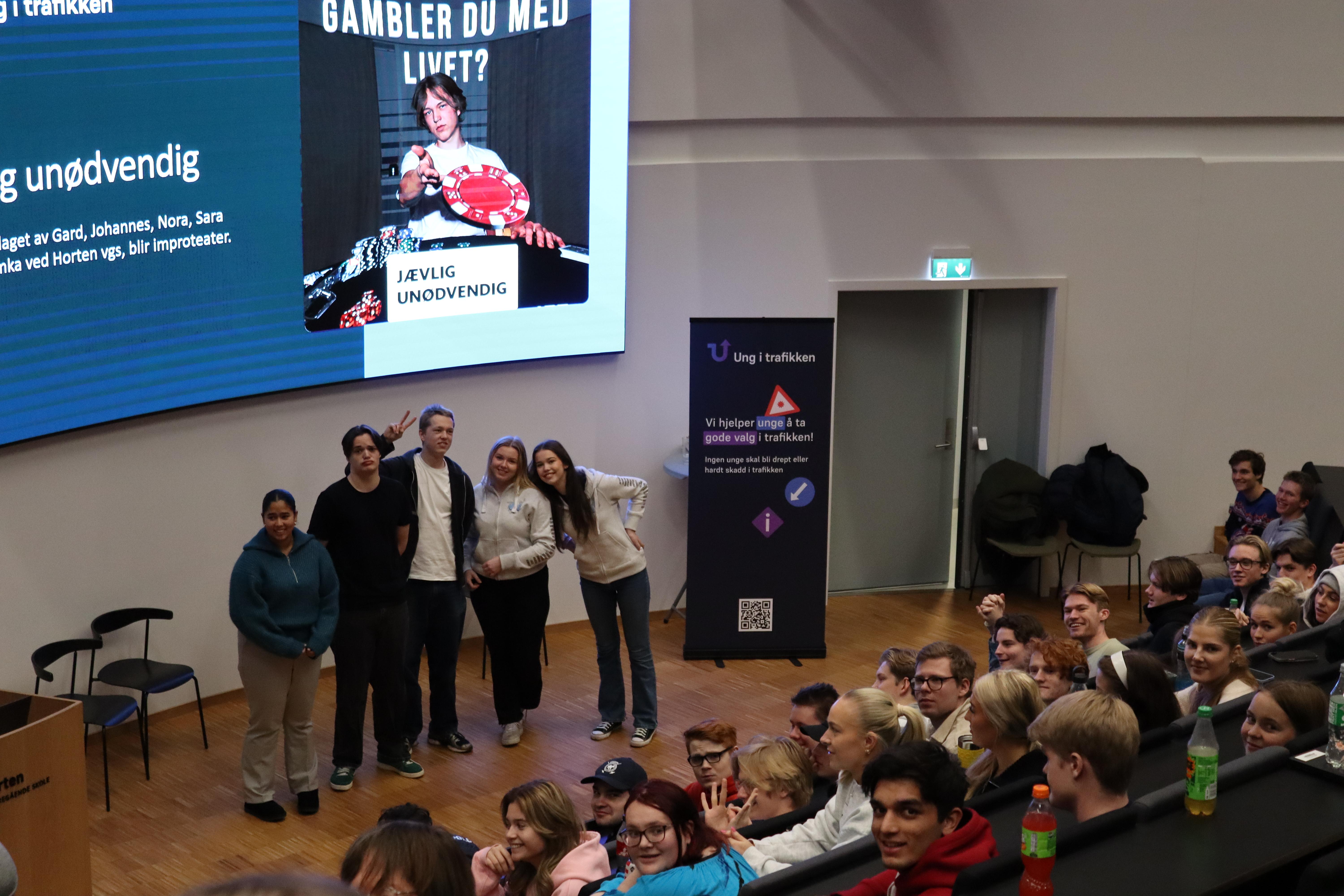 Vinnerne av folkets favoritt foran publikum på Horten vgs.