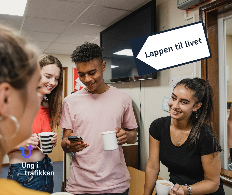 Bildet viser tre ungdommer i en skolegang, de drikker fra keramikkopper og ser på mobilen samtidig som de smiler.