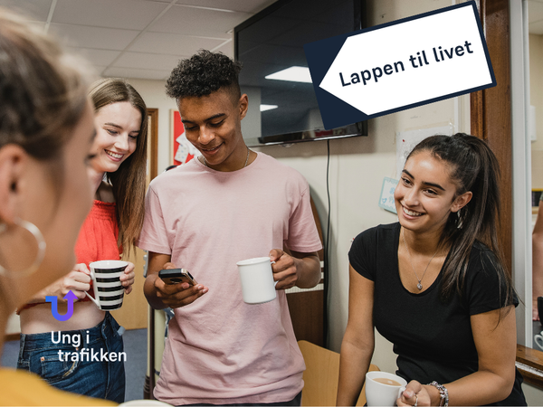 Bildet viser tre ungdommer i en skolegang, de drikker fra keramikkopper og ser på mobilen samtidig som de smiler.