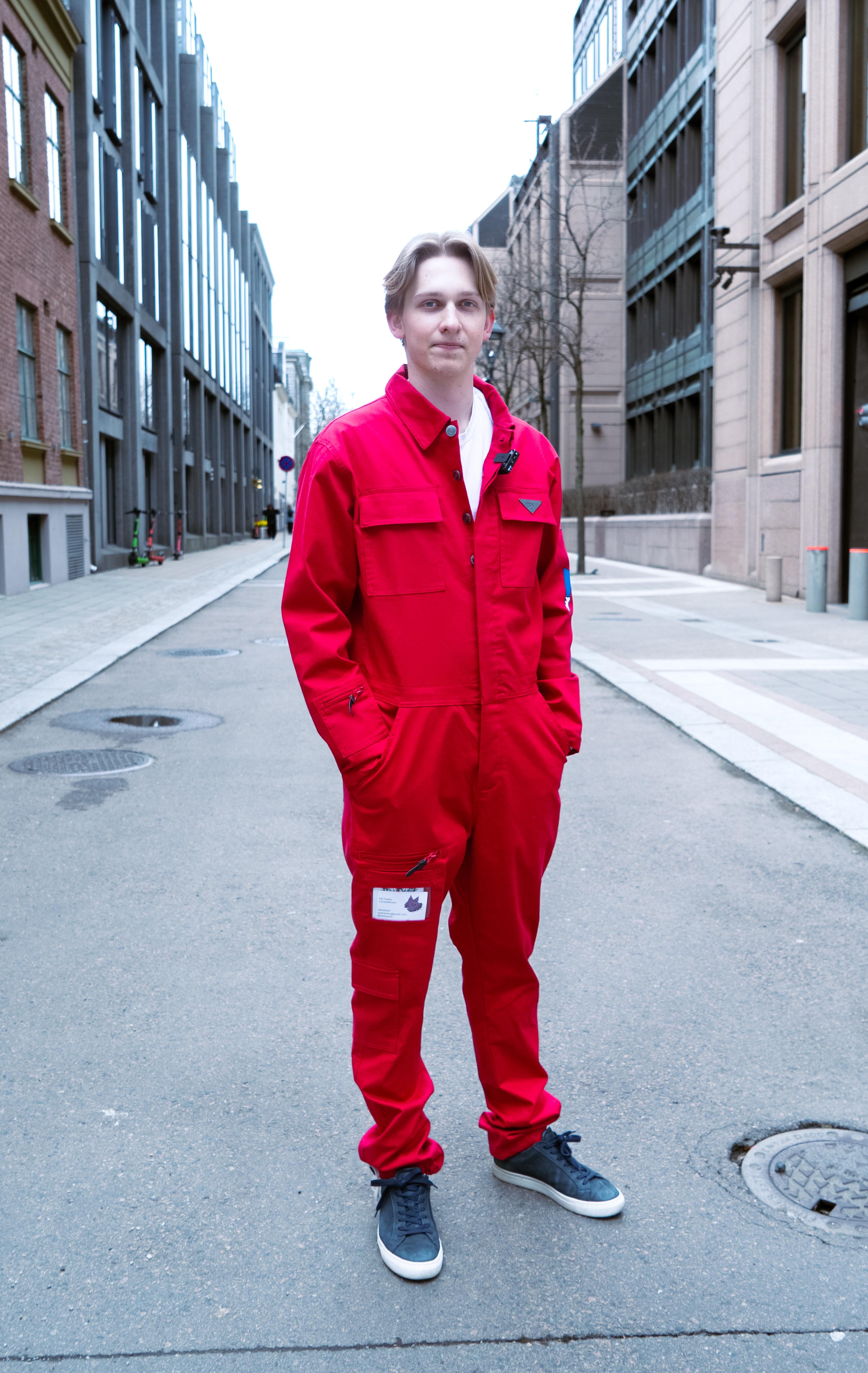 Mikkel er klar for russetiden med en helt original russedress.