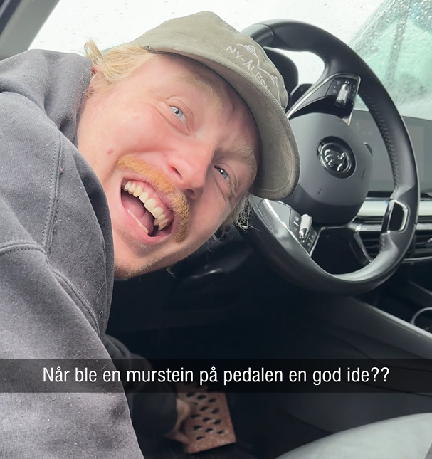 Bildet viser en gutt med grønn caps og grå hettegenser, bøye seg ned til gasspedalen hvor han har en murstein i hånda. Han smiler lurt til kameraet. Bildet er tekstet med "Når ble en murstein på pedalen en god idé?"