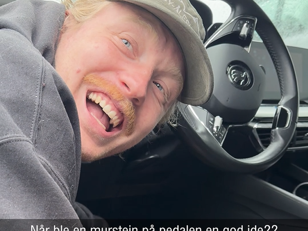Bildet viser en gutt med grønn caps og grå hettegenser, bøye seg ned til gasspedalen hvor han har en murstein i hånda. Han smiler lurt til kameraet. Bildet er tekstet med "Når ble en murstein på pedalen en god idé?"