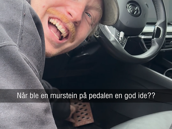 Bildet viser en gutt med grønn caps og grå hettegenser, bøye seg ned til gasspedalen hvor han har en murstein i hånda. Han smiler lurt til kameraet. Bildet er tekstet med "Når ble en murstein på pedalen en god idé?"