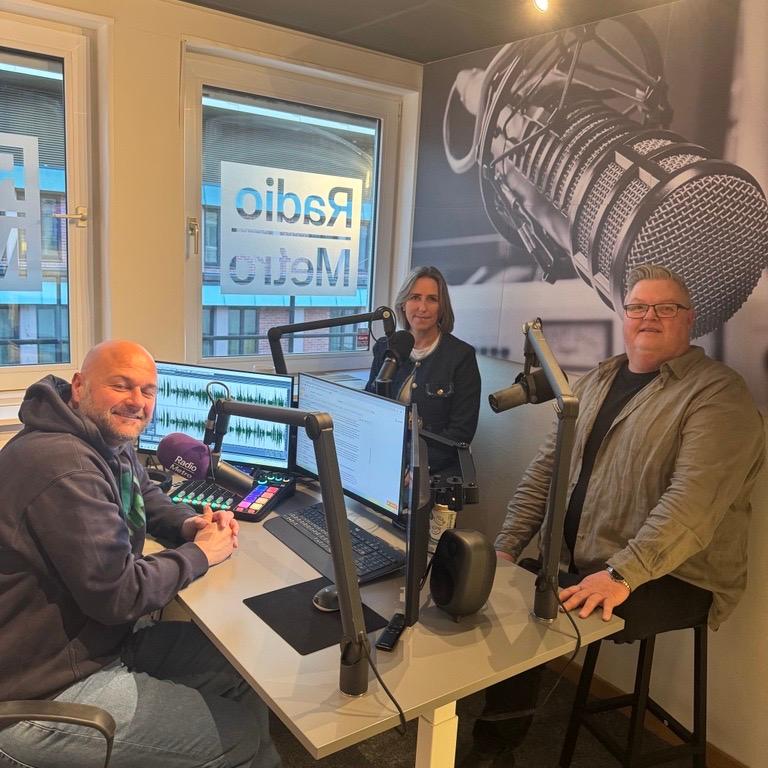 På bilde fra ventre: Stian Berg - programleder Radio Metro og Therese Hofstad-Nielsen - Skadeforebygger Kommunikasjon og merkevare i Fremtind forsikring.