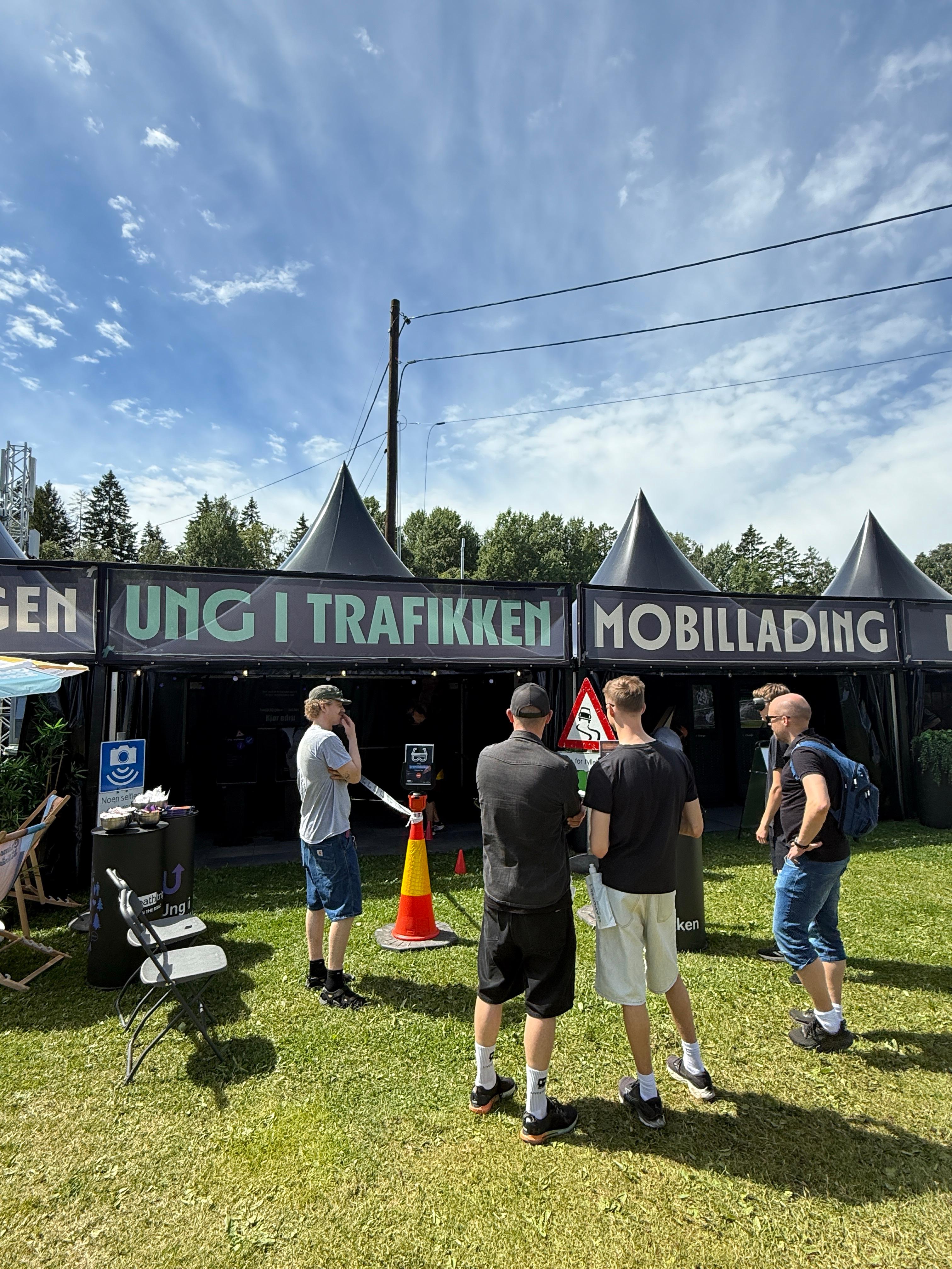 gutter utenfor telt på tons of rock som skal teste promillebriller