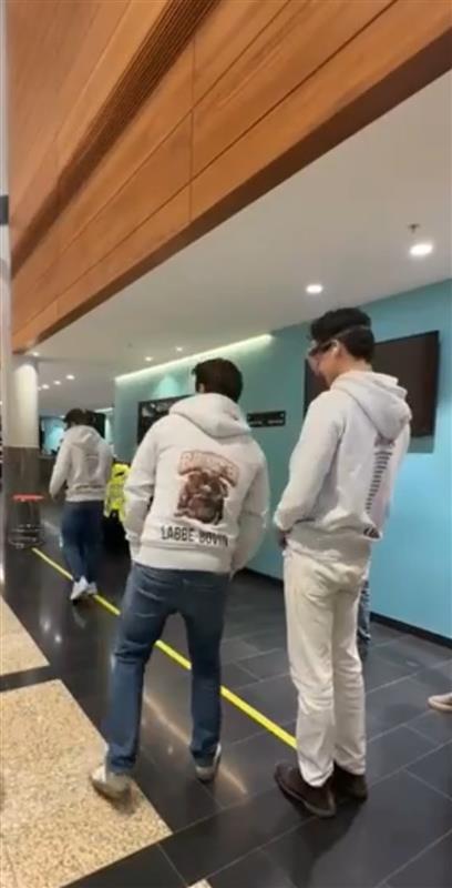 Bildet viser tre ungdommer som prøver å gå på en rett linje med promillebriller.