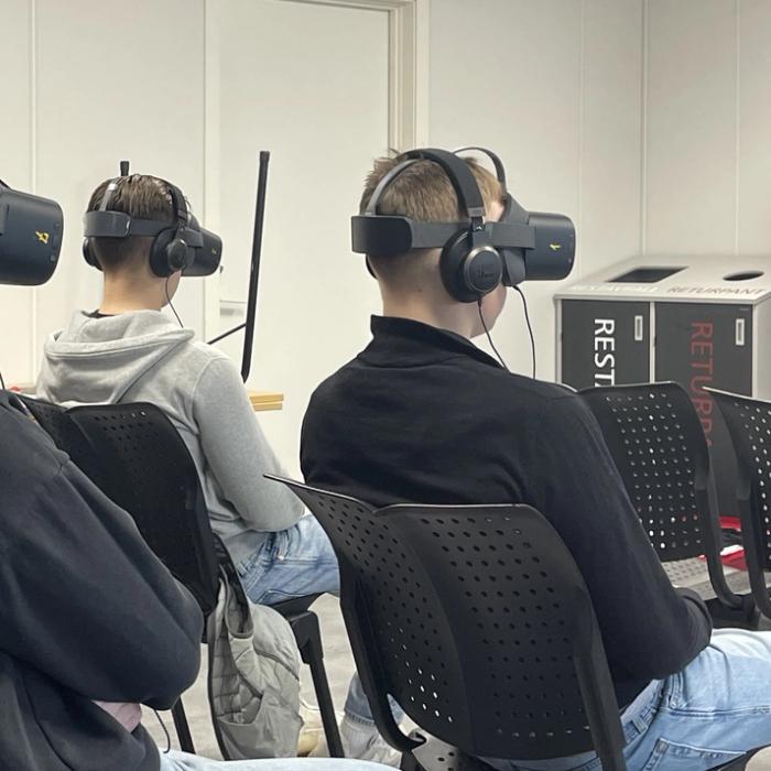 Bilde av ungdommer med VR-briller.