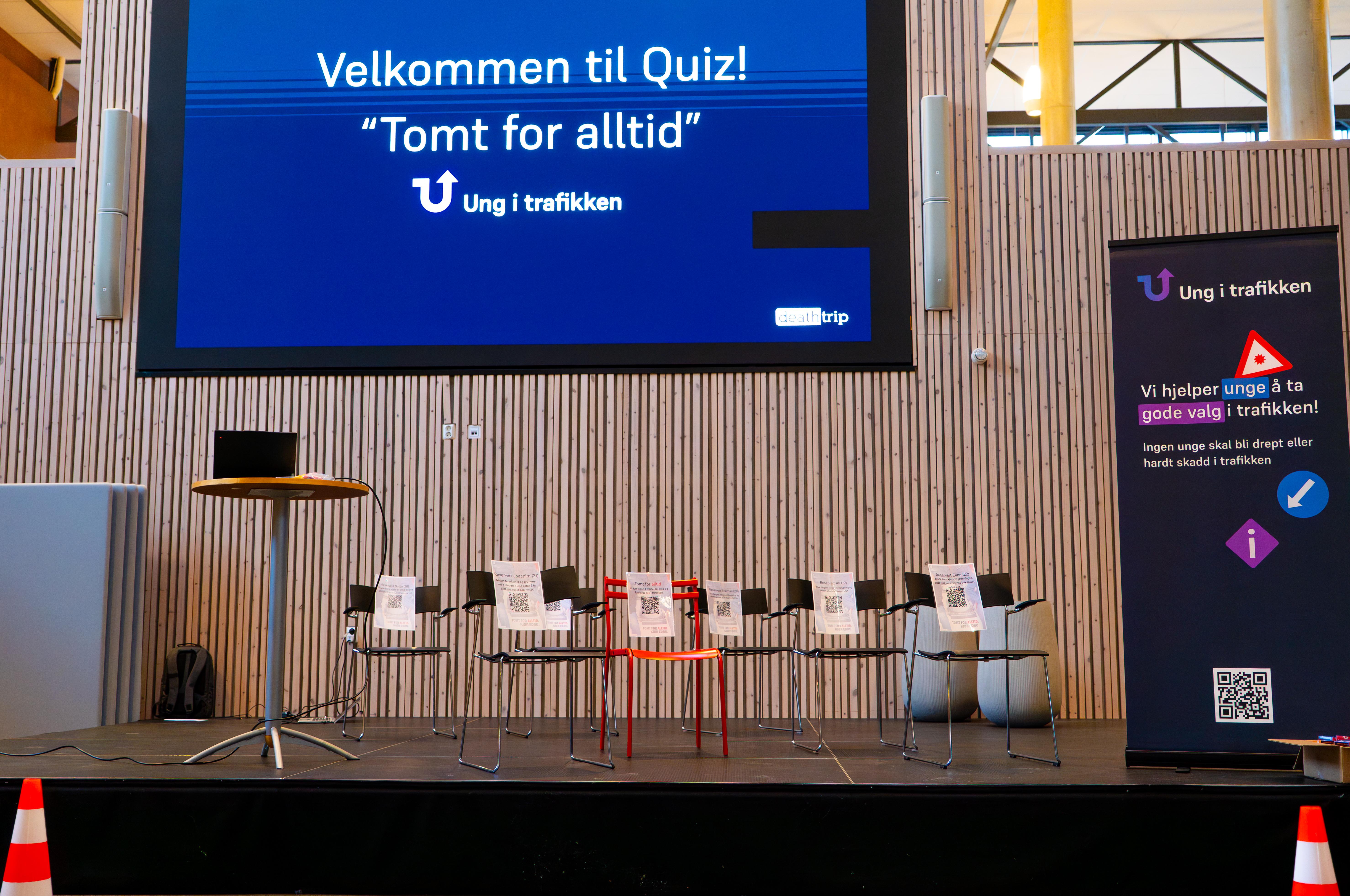 scene med installasjon av stoler