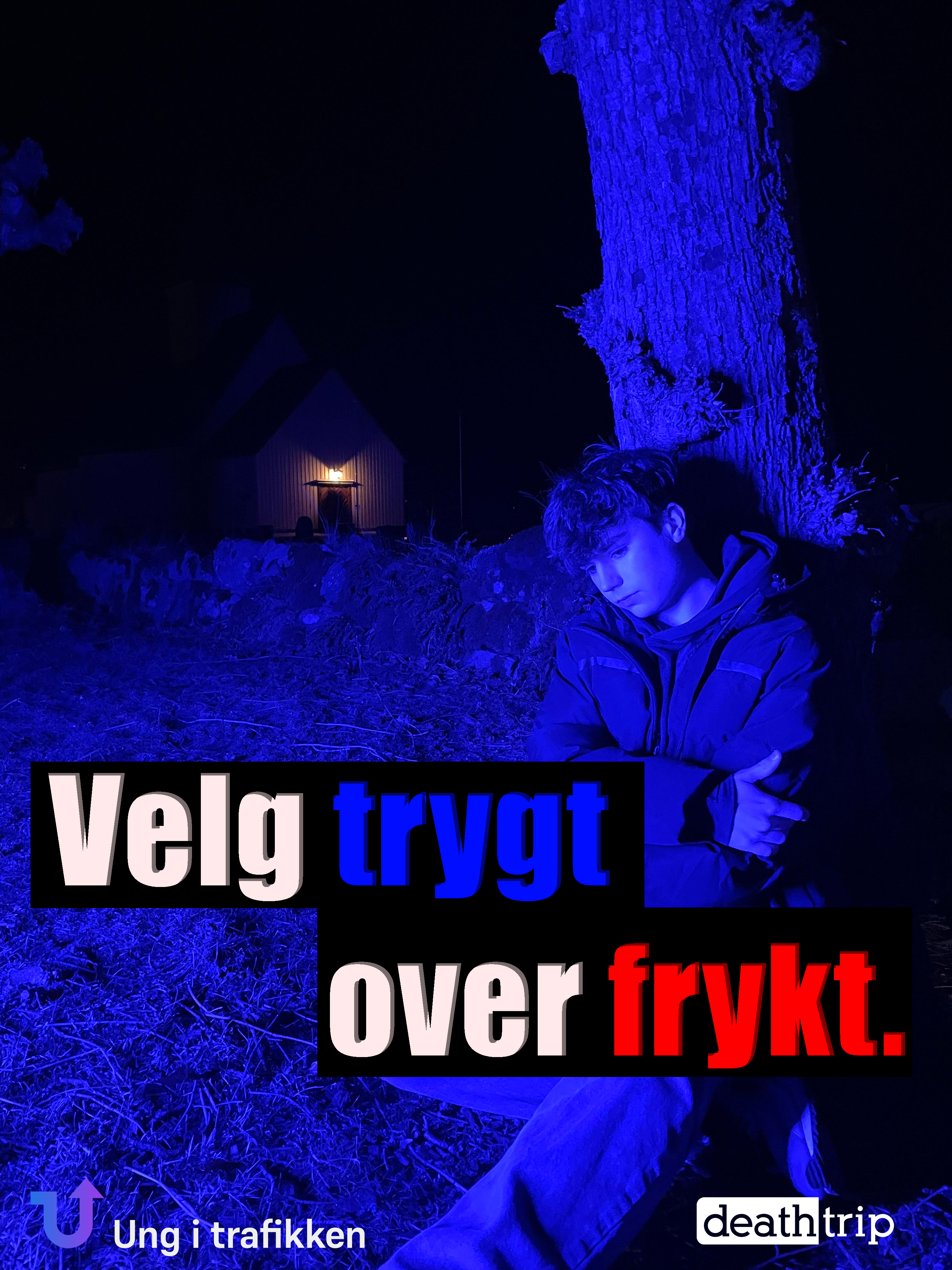 En ungdom sitter inntil et tre. Vi ser blått lys fra sirenene på en politi-/ambulansebil. Teksten "Velg trygt over frykt" vises nederst.