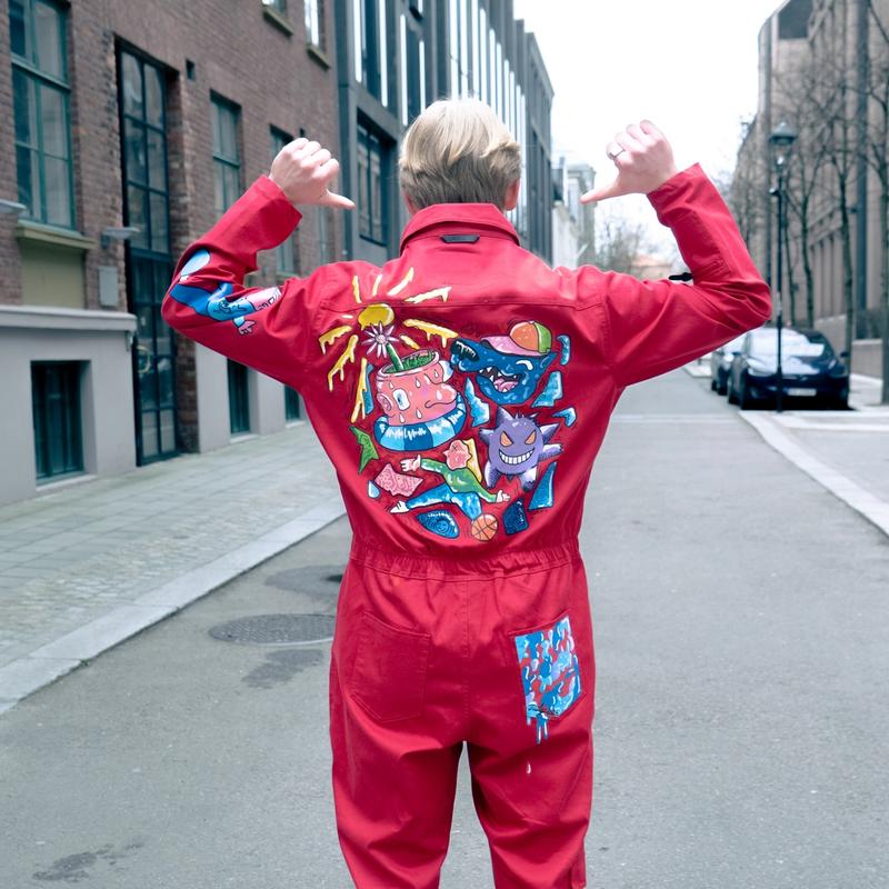Mikkel som poserer med dressen, hvor ryggen med maleriet er vendt mot kamera.