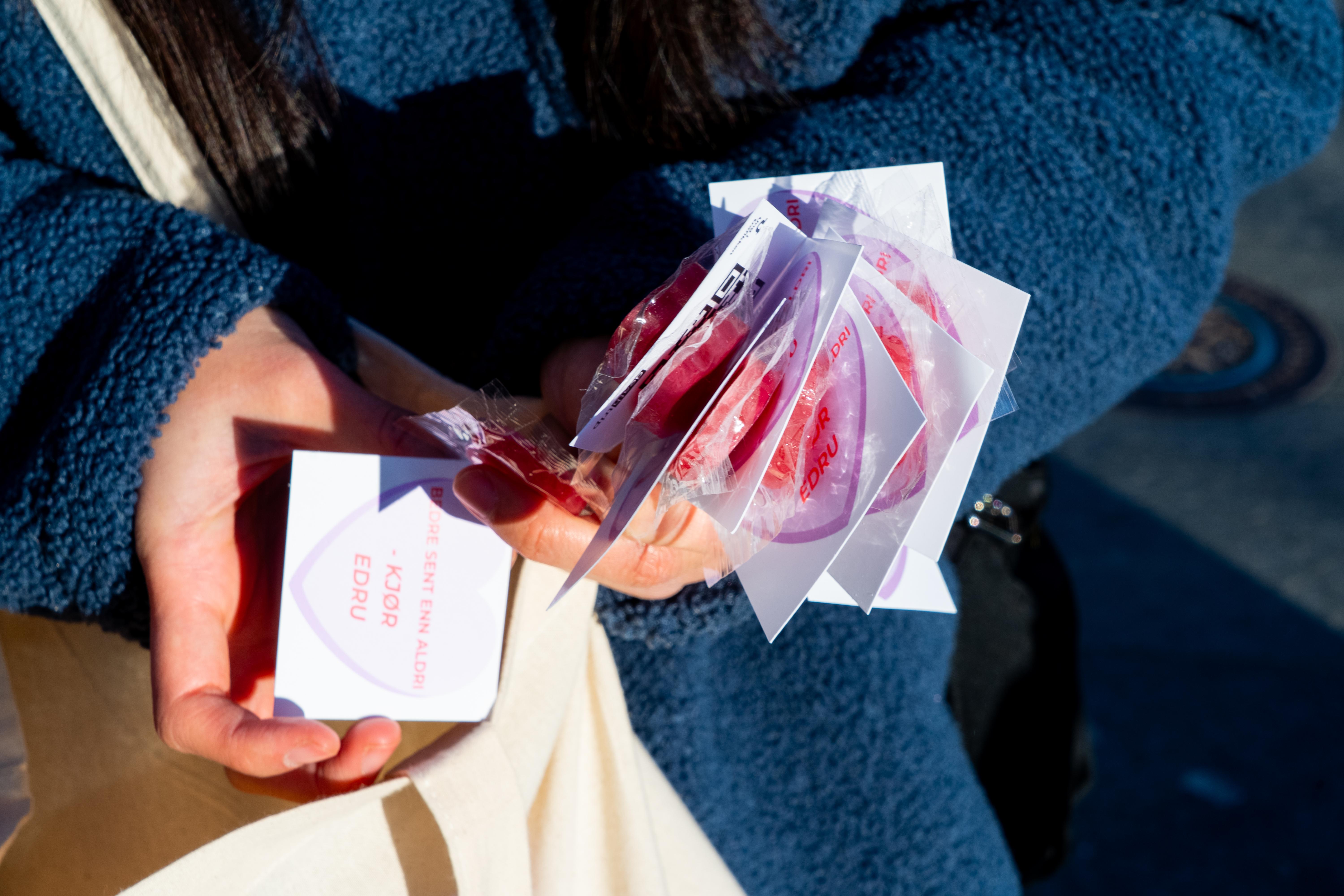 kjærlighet på pinner med lapper og budskapet "bedre sent enn aldri - kjør edru"