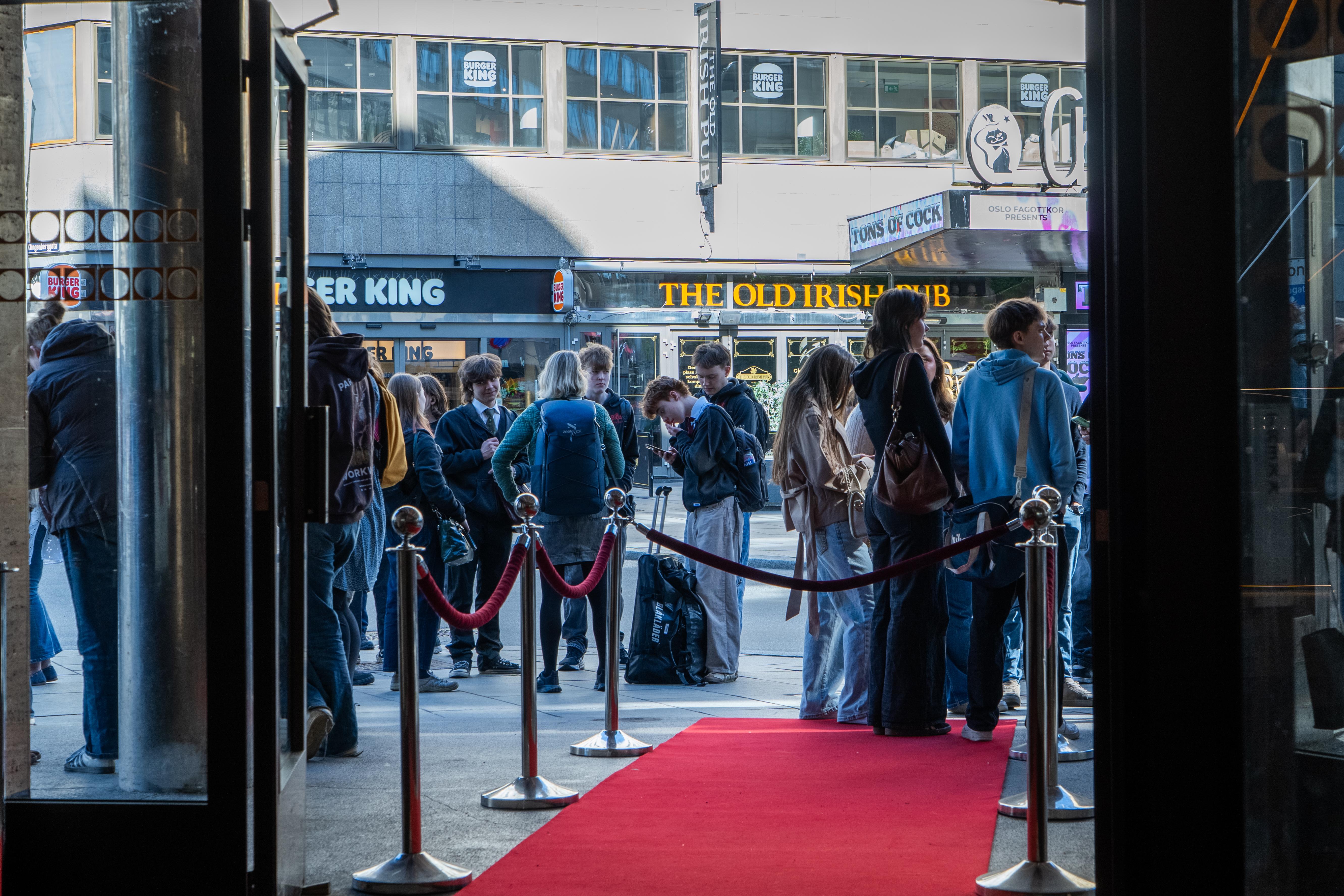 ungdommer utenfor Klingenberg Kino