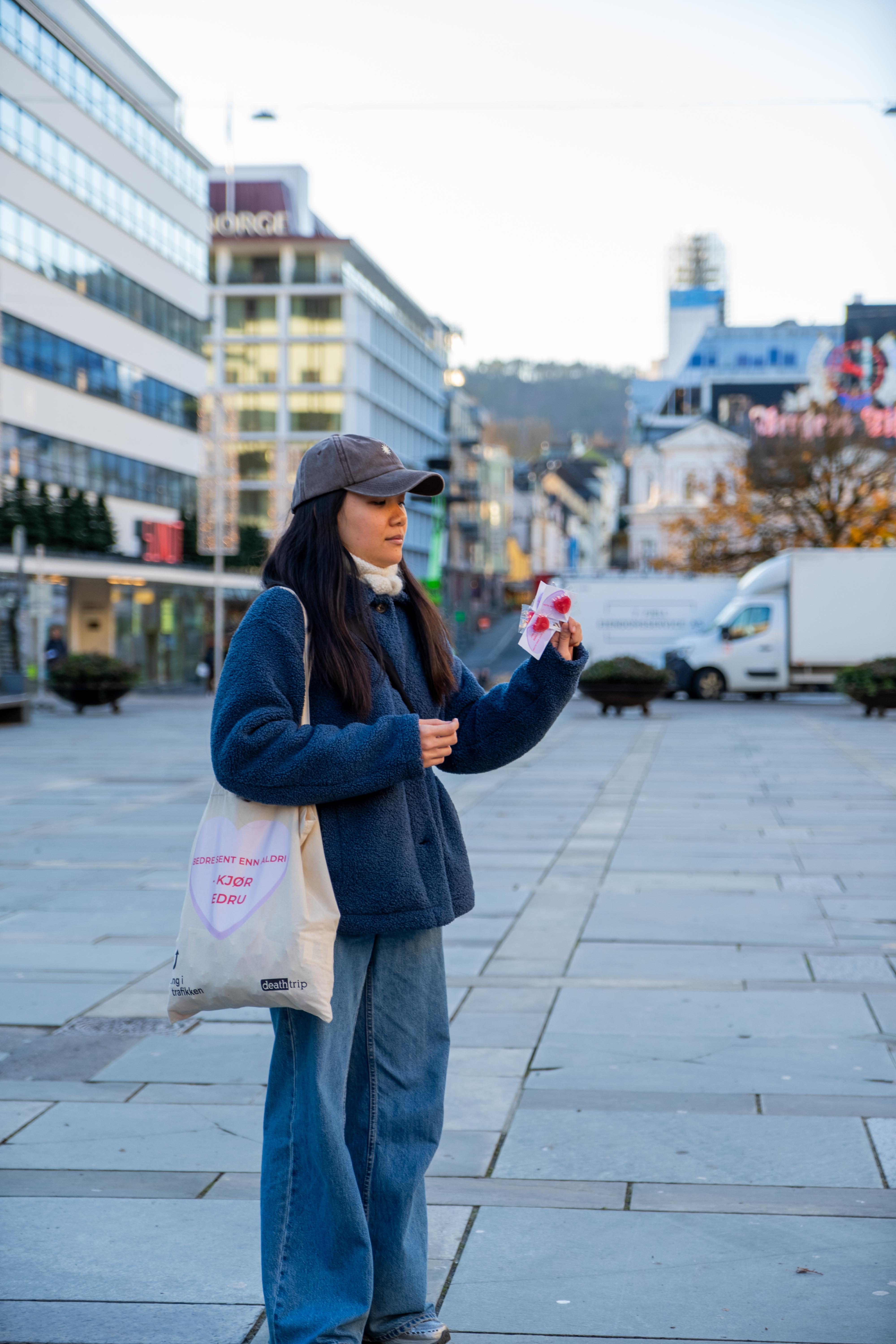 Torgallmenningen. Jente med kjærlighet på pinne og handlenett
