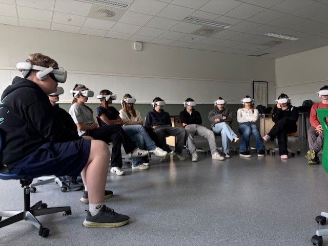 Bilde av ungdommer med VR-briller.