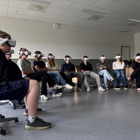Bilde av ungdommer med VR-briller.