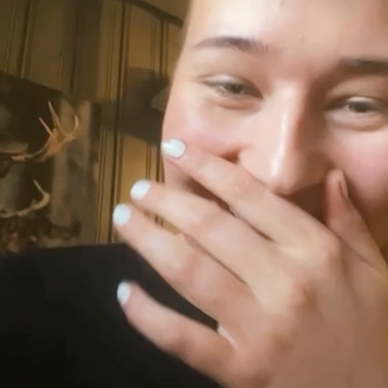 Vinneren Tuva på facetime med Nikolay i Ung i trafikken. Hun holder hånda over munnen av glede.