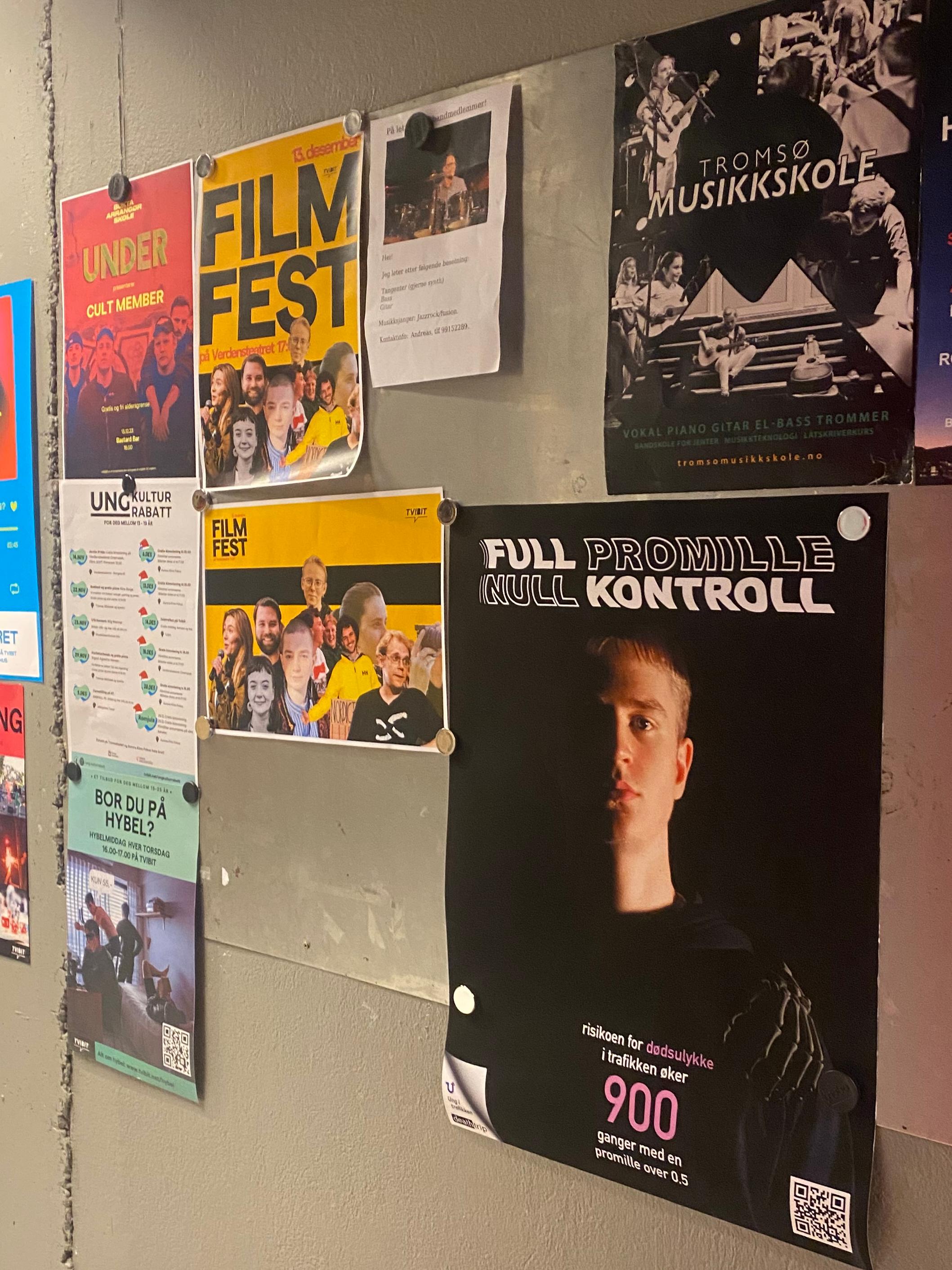 Plakat fra kampanjen hengt opp på ungdomsklubben Tvibit i Tromsø. Plakaten vier en gutt med en skjeletthnd på skulderen. Logoen Full promille null kontroll. Og teksten: For ungdommer mellom 18 og 24 år øker sjansen for å dø i trafikken med 900 ganger.