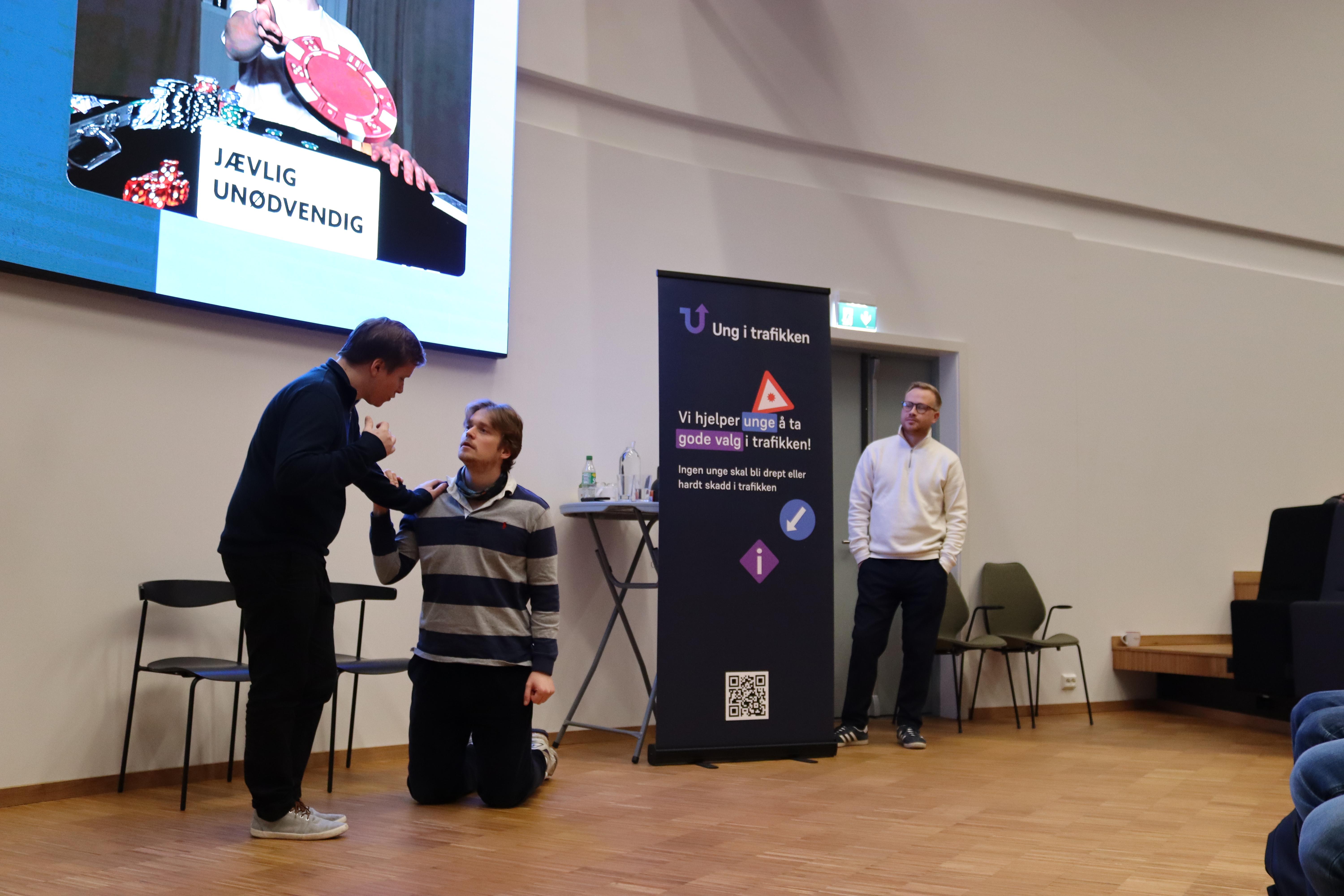 Fjas Impro improviserer på scenen på Horten vgs.