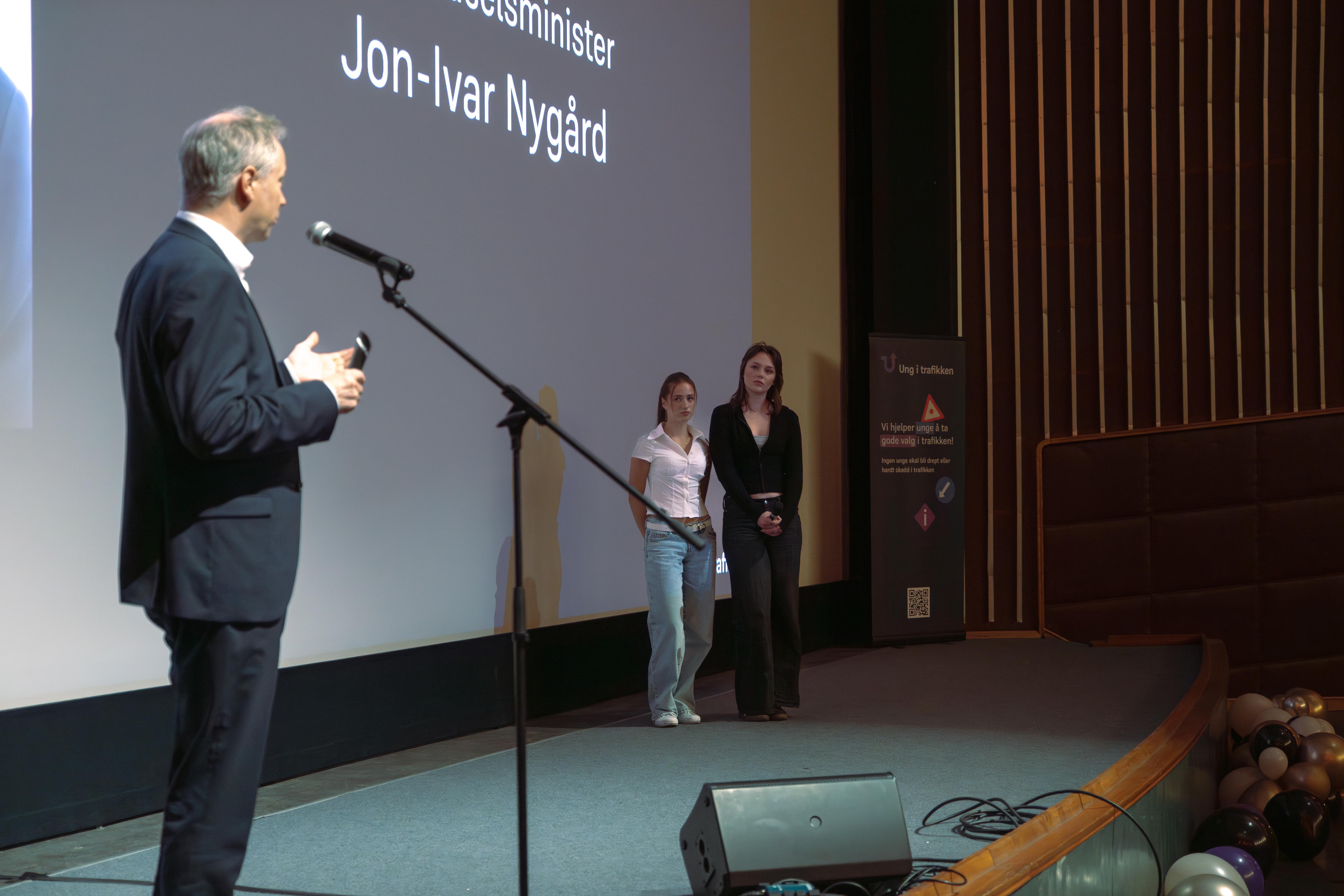 Samferdselesminister Jon-Ivar Nygård og elever på scenen som prater