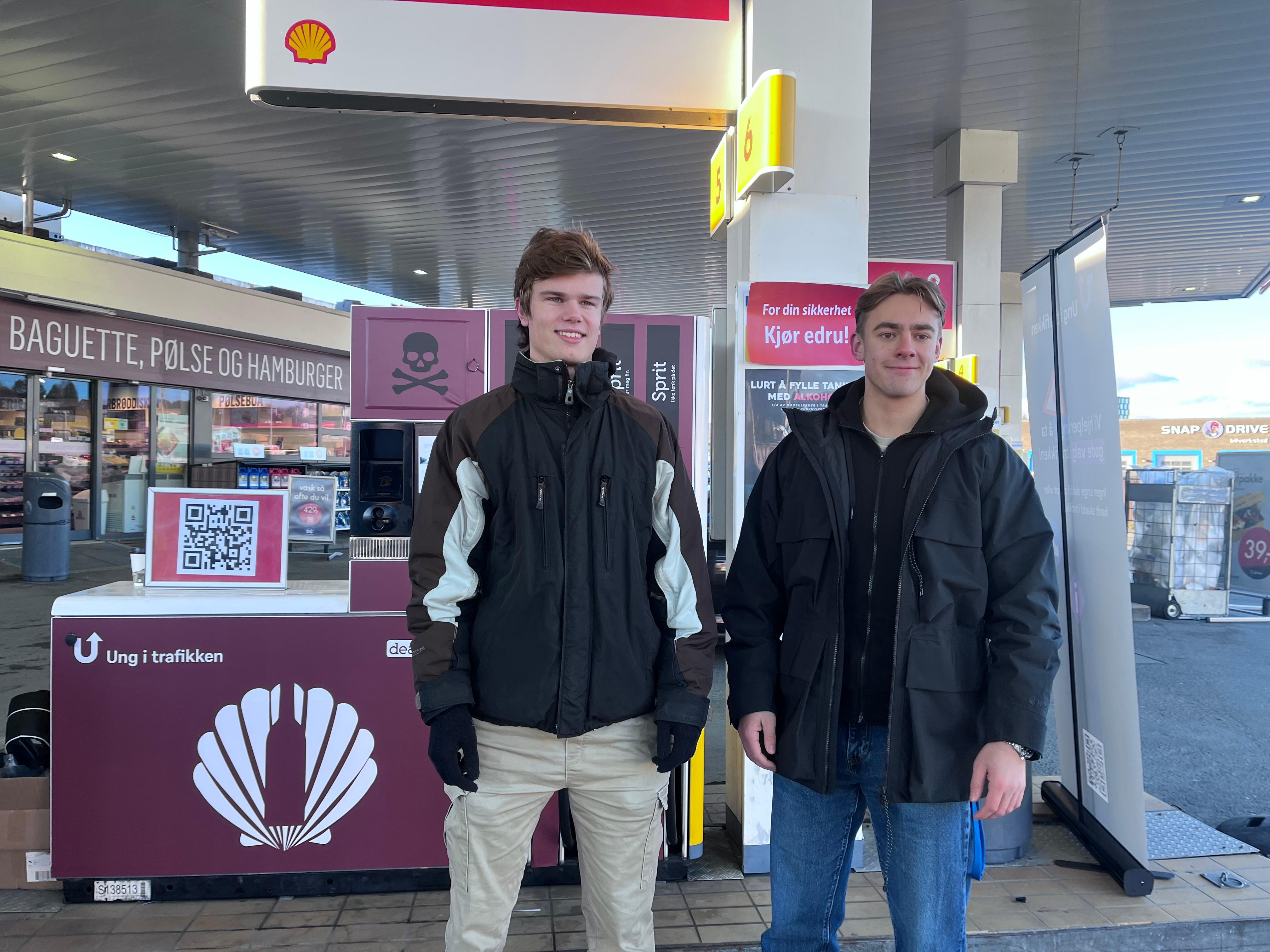 To gutter foran en bensinpumpe