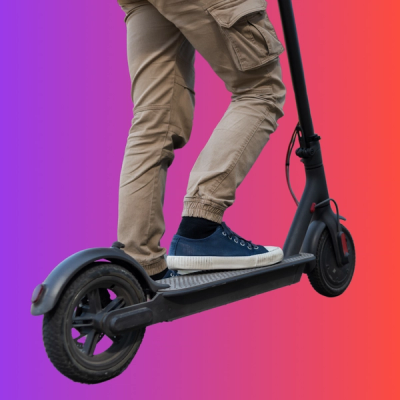 Bildet viser en elsparkesykkel og en person som står oppå fra livet ned.