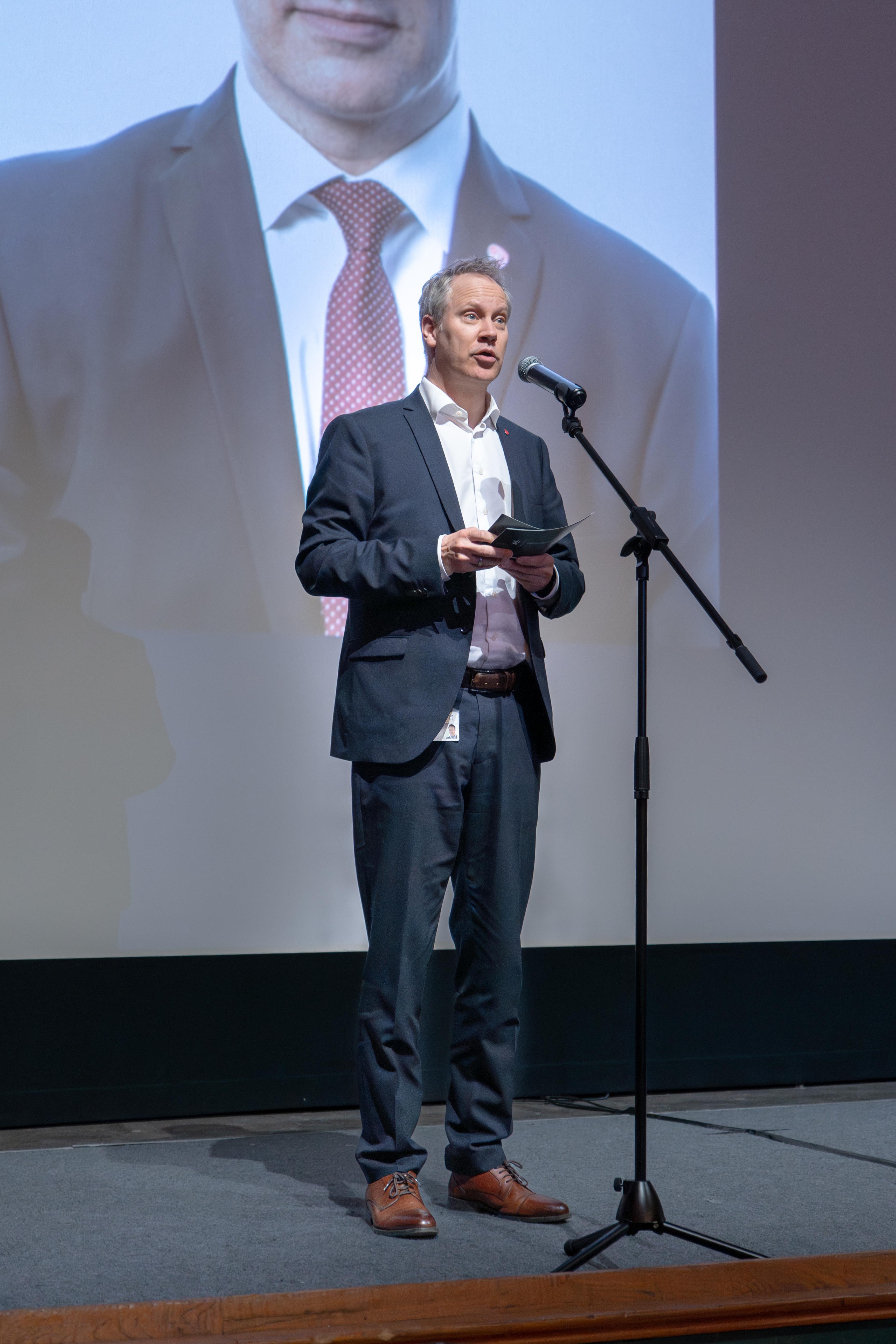 Samferdselsminister Jon-Ivar Nygård DeathTrip finsle 2026 mann på scenen og holder tale