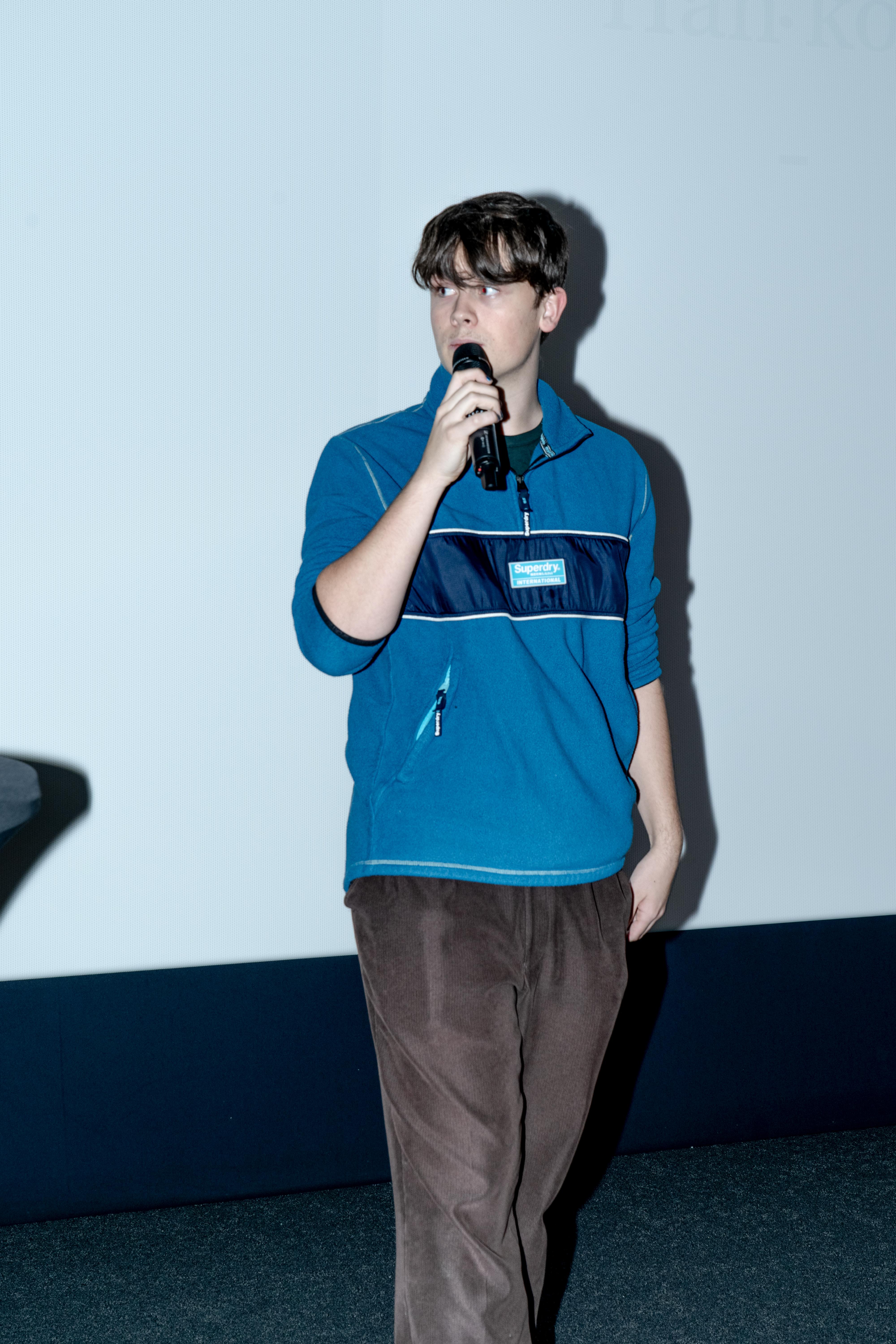 ung gutt snakker i mikrofon. presenterer om ruskjøring og kampanje