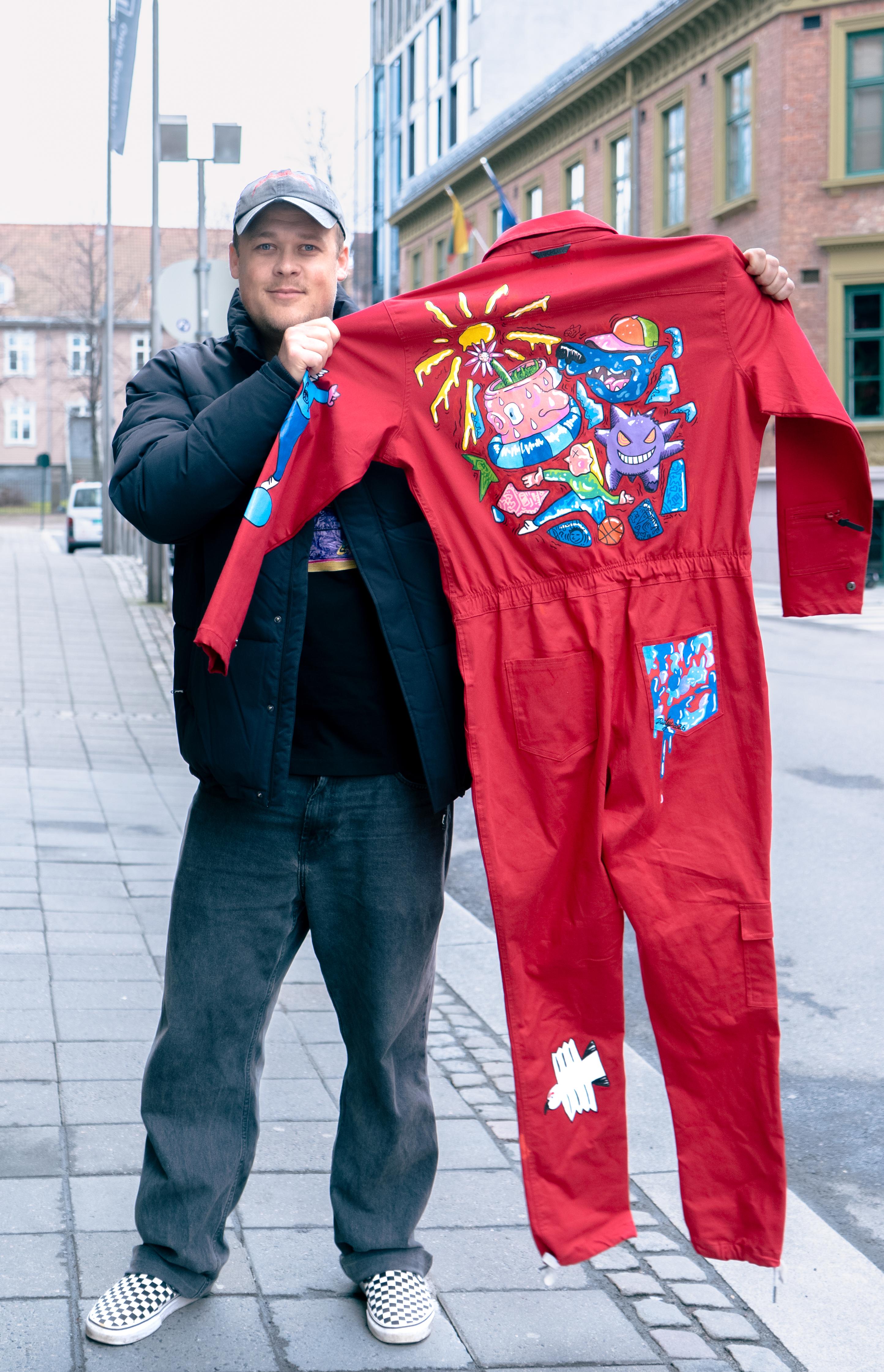Kunsteren Pål Dailey viser stolt frem arbeidet sitt.