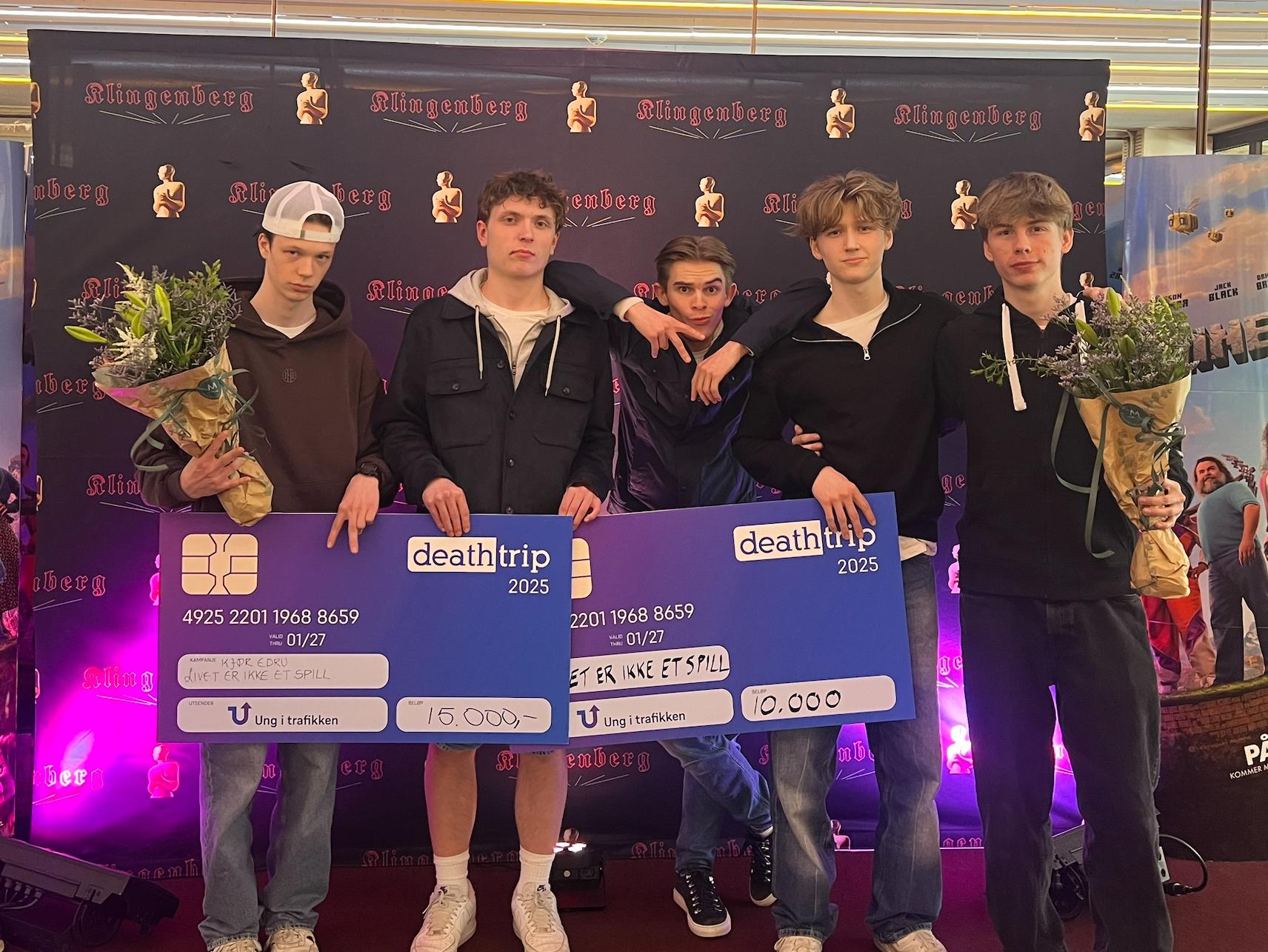 Vinnerne av 2.plass og folkets favoritt som holder sjekkene.