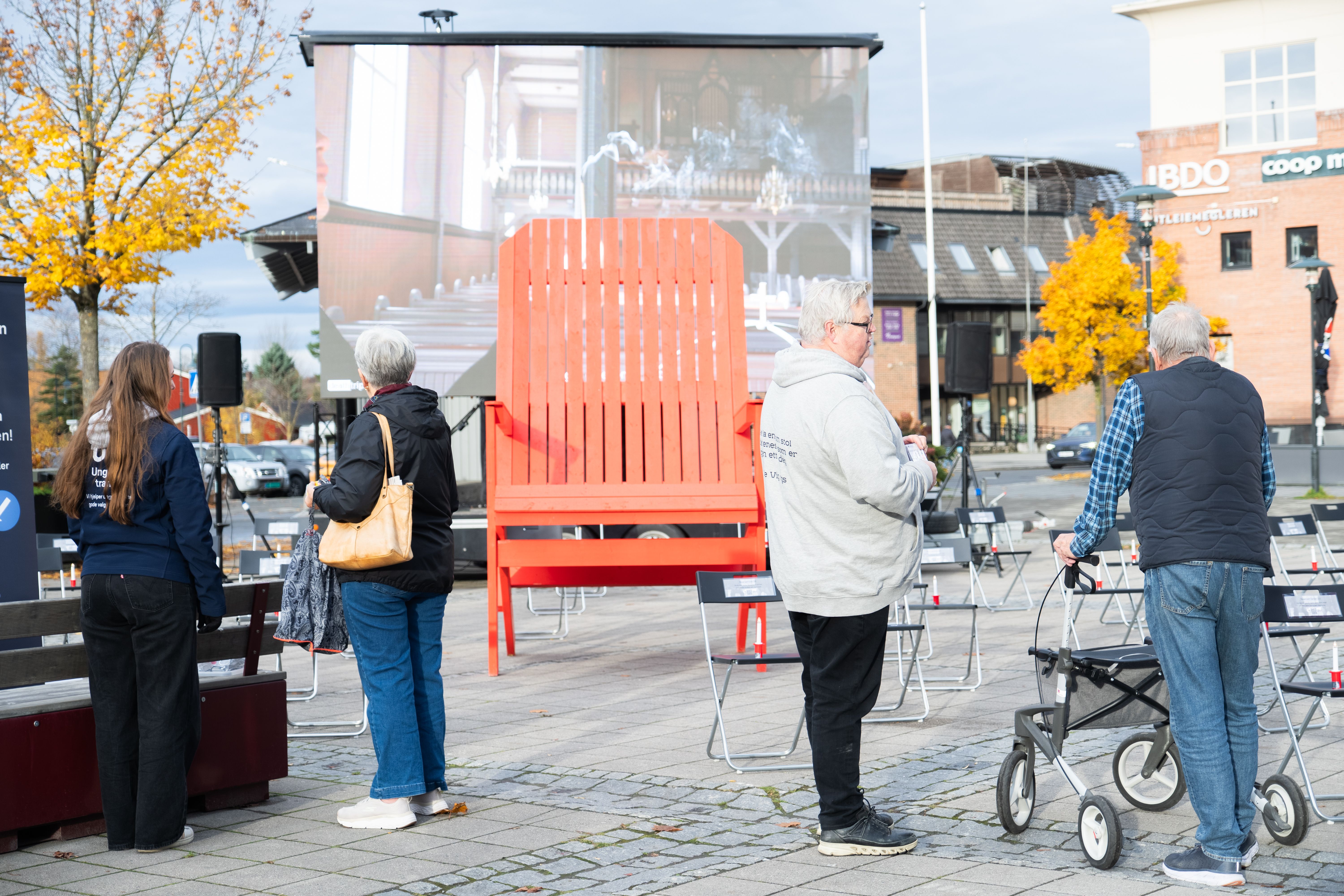 stor rød stol-installasjon